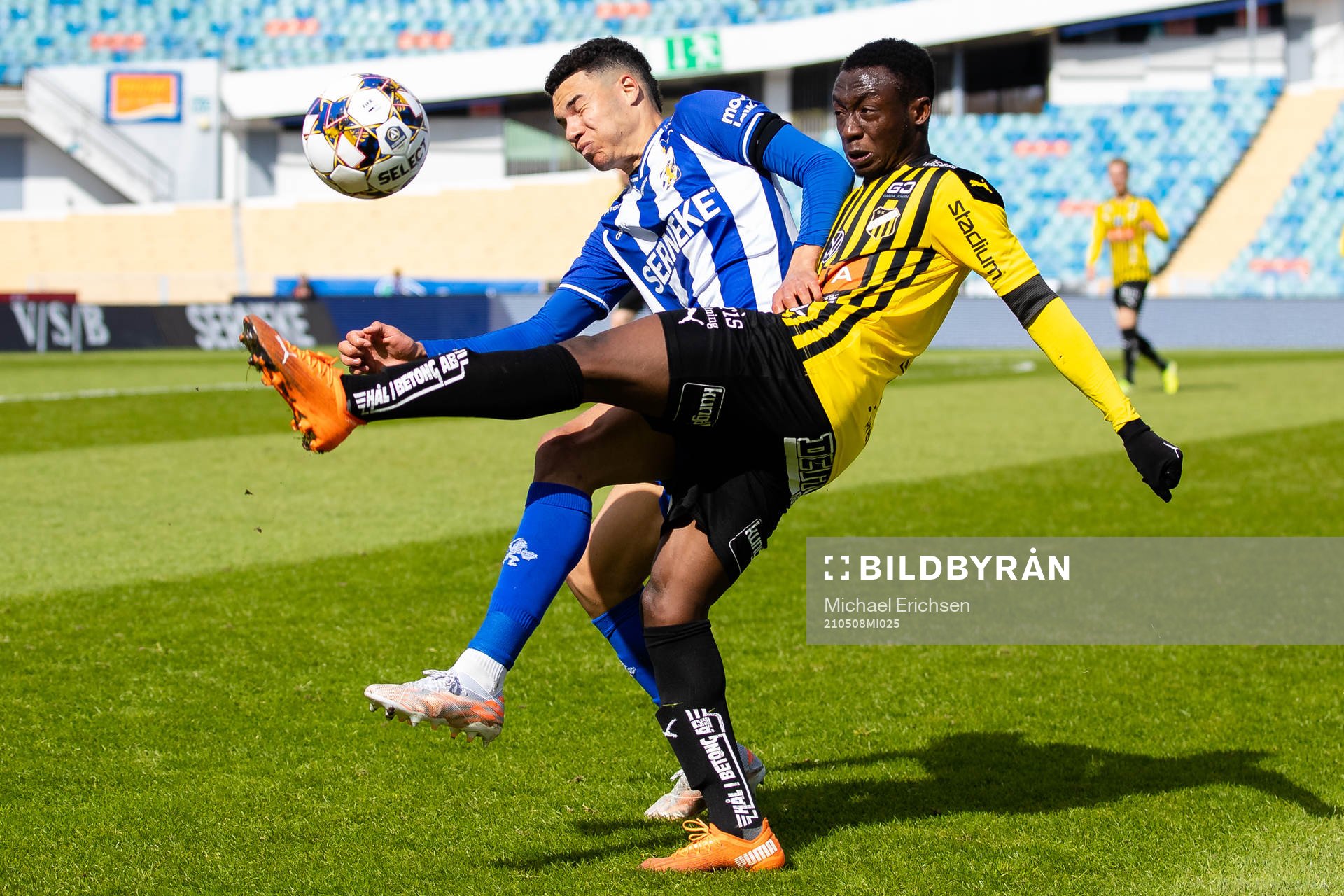 IFK Göteborgs Alexander Jallow och Häckens Benie Adama
