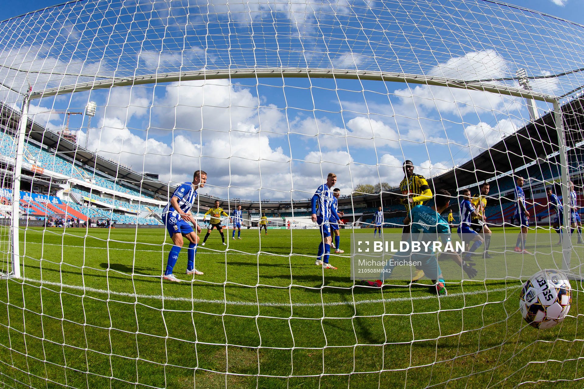 Häckens Godswill Ekpolo  gör 0-1 bakom IFK Göteborgs