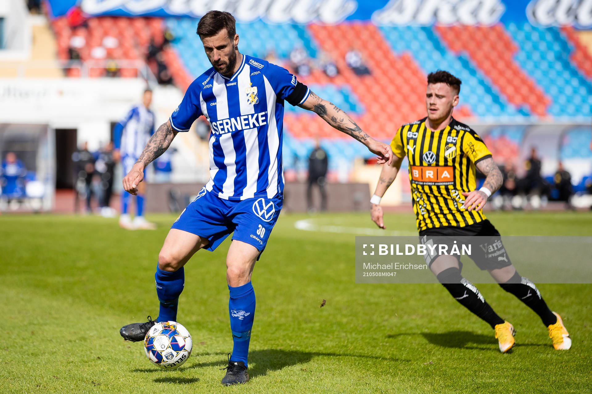 IFK Göteborgs Mattias Bjärsmyr och Häckens Tobias Heintz