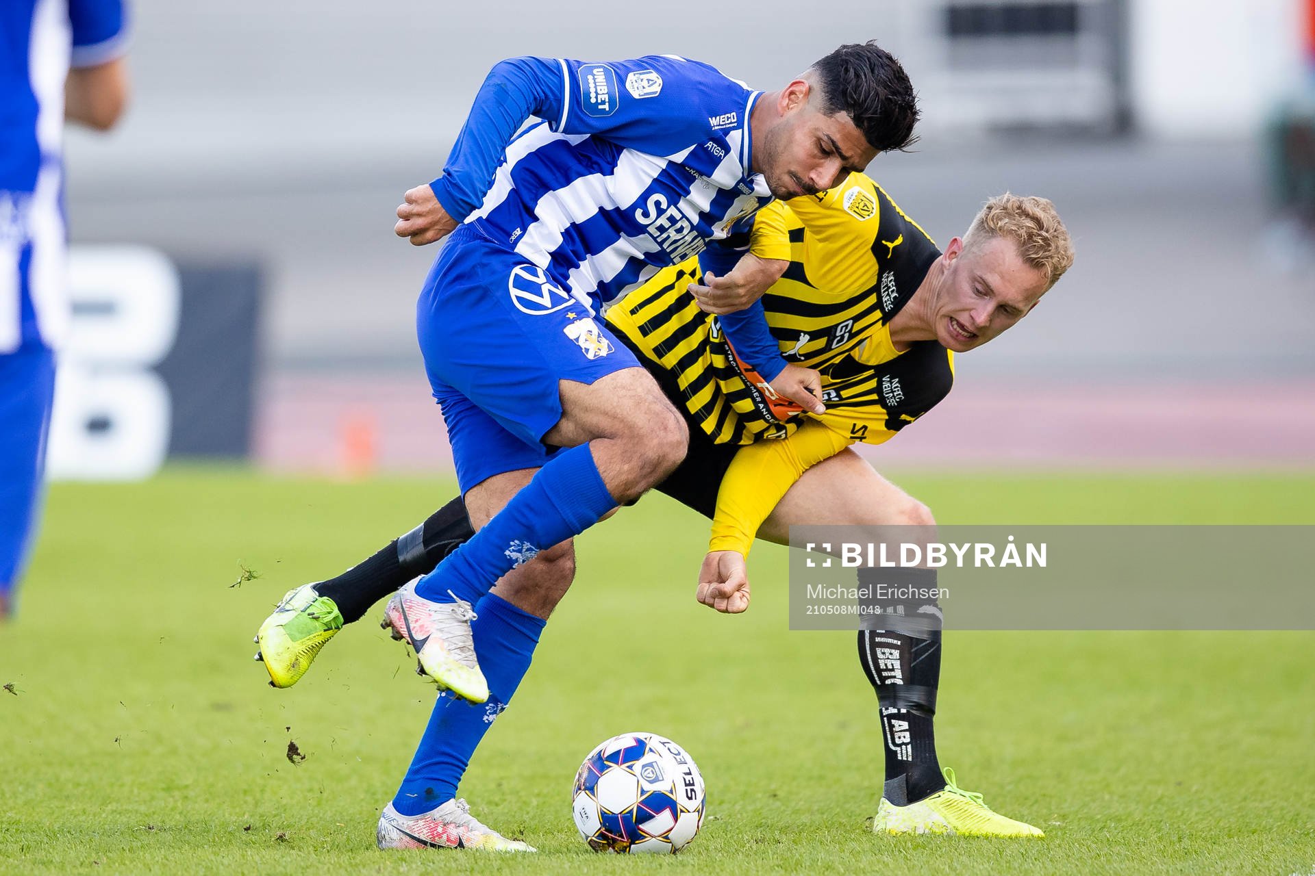 IFK Göteborgs Hosam Aiesh och Häckens Gustav Berggren