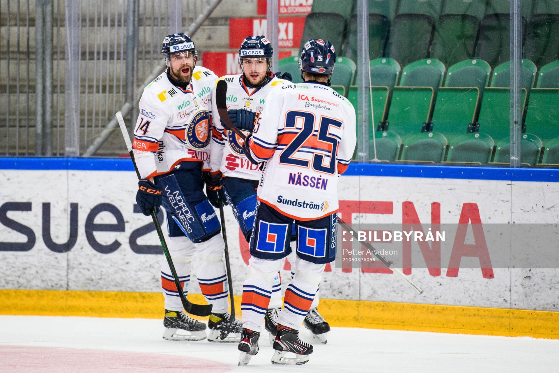 Växjös Brendan Gaunce (m) jublar med Emil Pettersson (v)