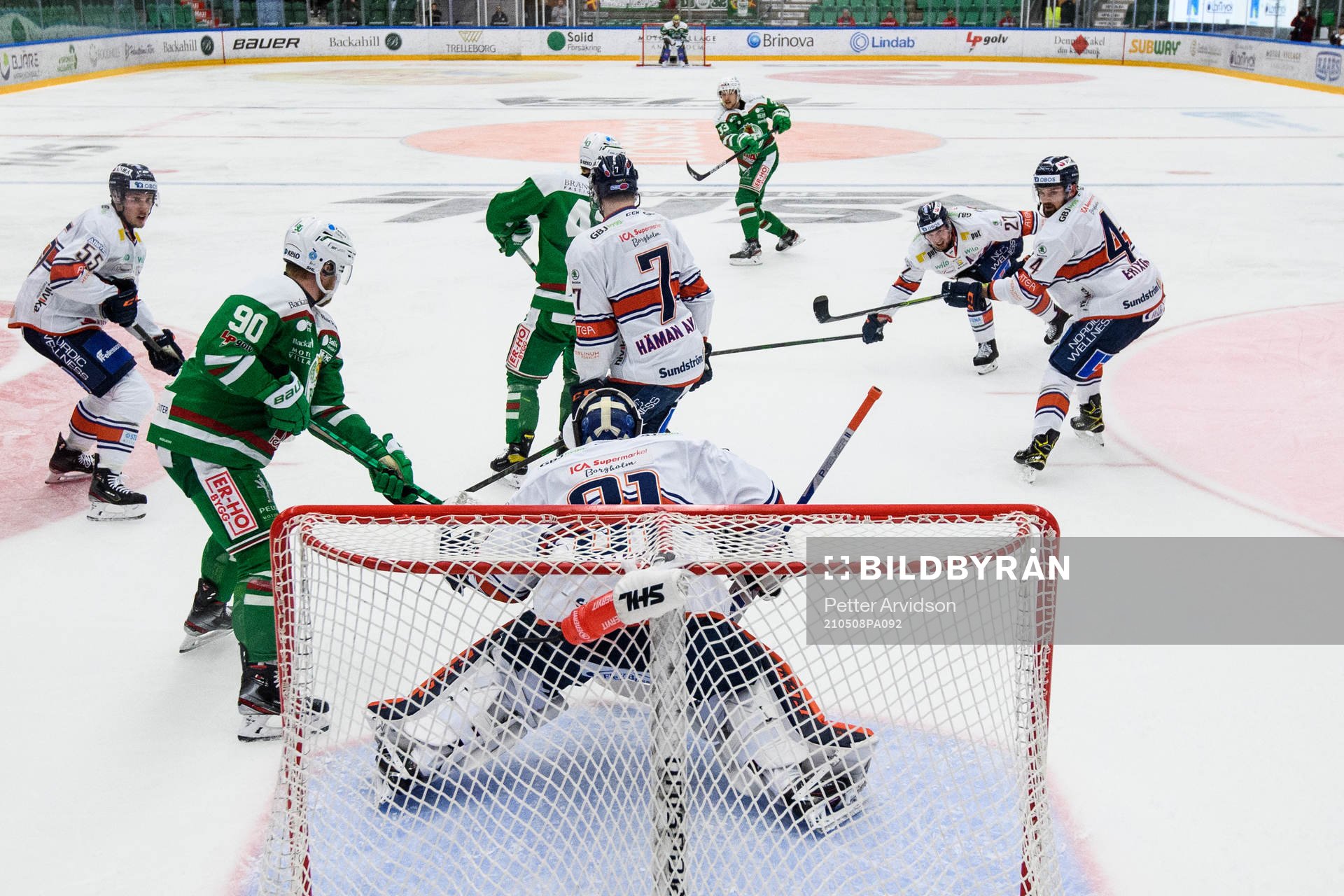 Rögles Niklas Hansson gör 2-1 på Växjös målvakt Erik