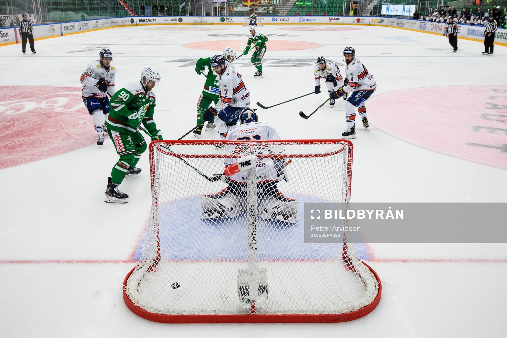Rögles Niklas Hansson gör 2-1 på Växjös målvakt Erik