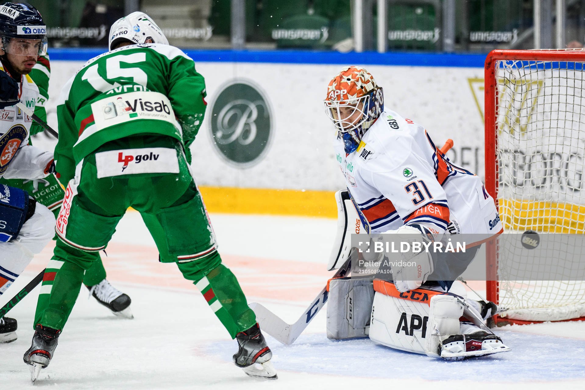 Rögles Simon Ryfors oroar framför Växjös målvakt Erik