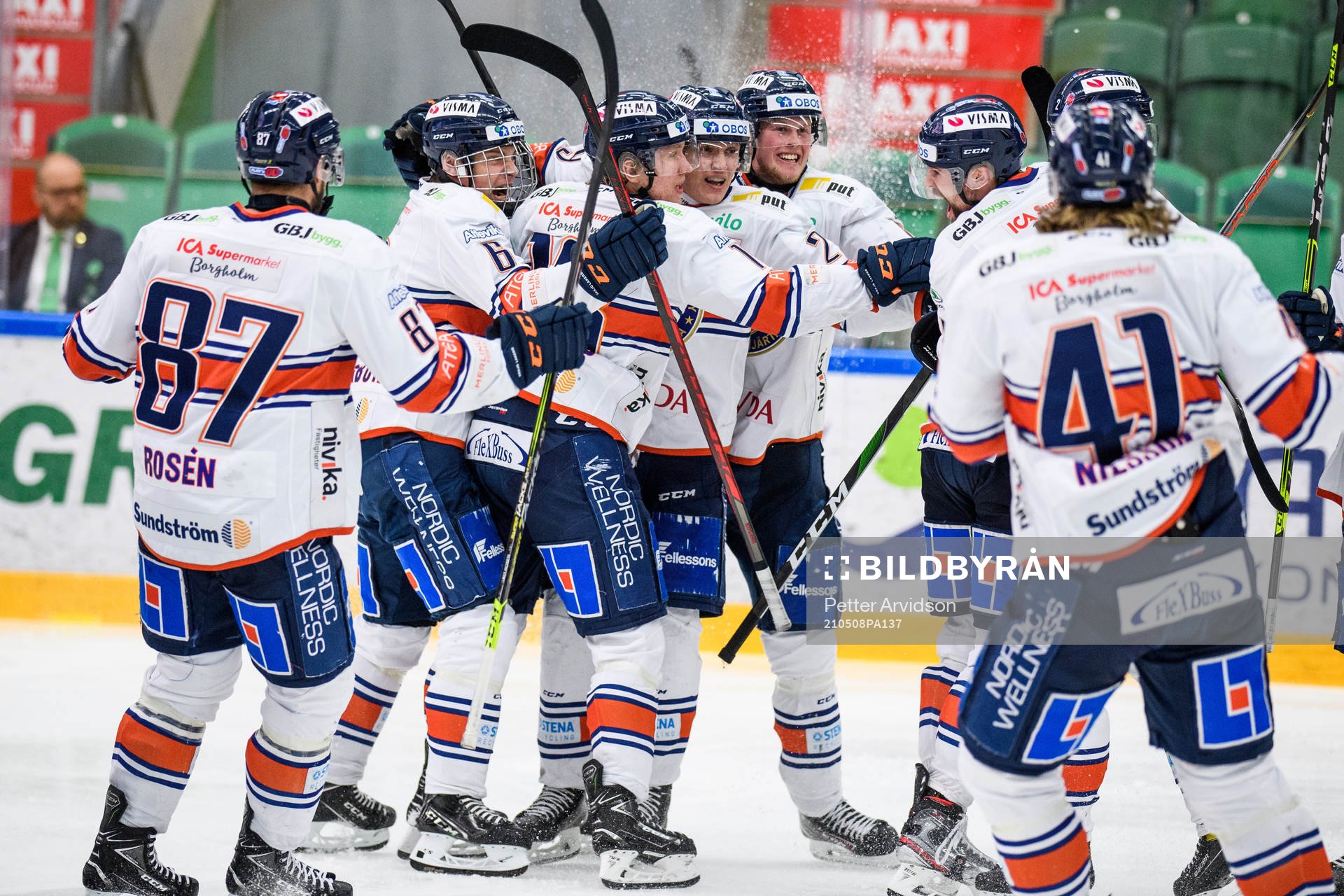 Växjös Pontus Holmberg jublar med lagkamrater