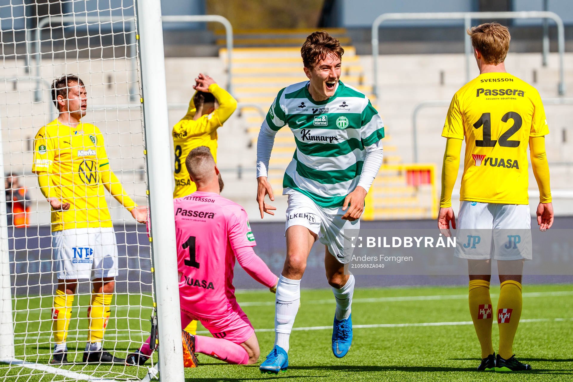 Västerås Gustaf Lagerbielke jublar efter 1-1 målet under fotbollsmatchen i Superettan mellan Västerås SK och Jönköpings Södra den 8 maj 2021 i Västerås.