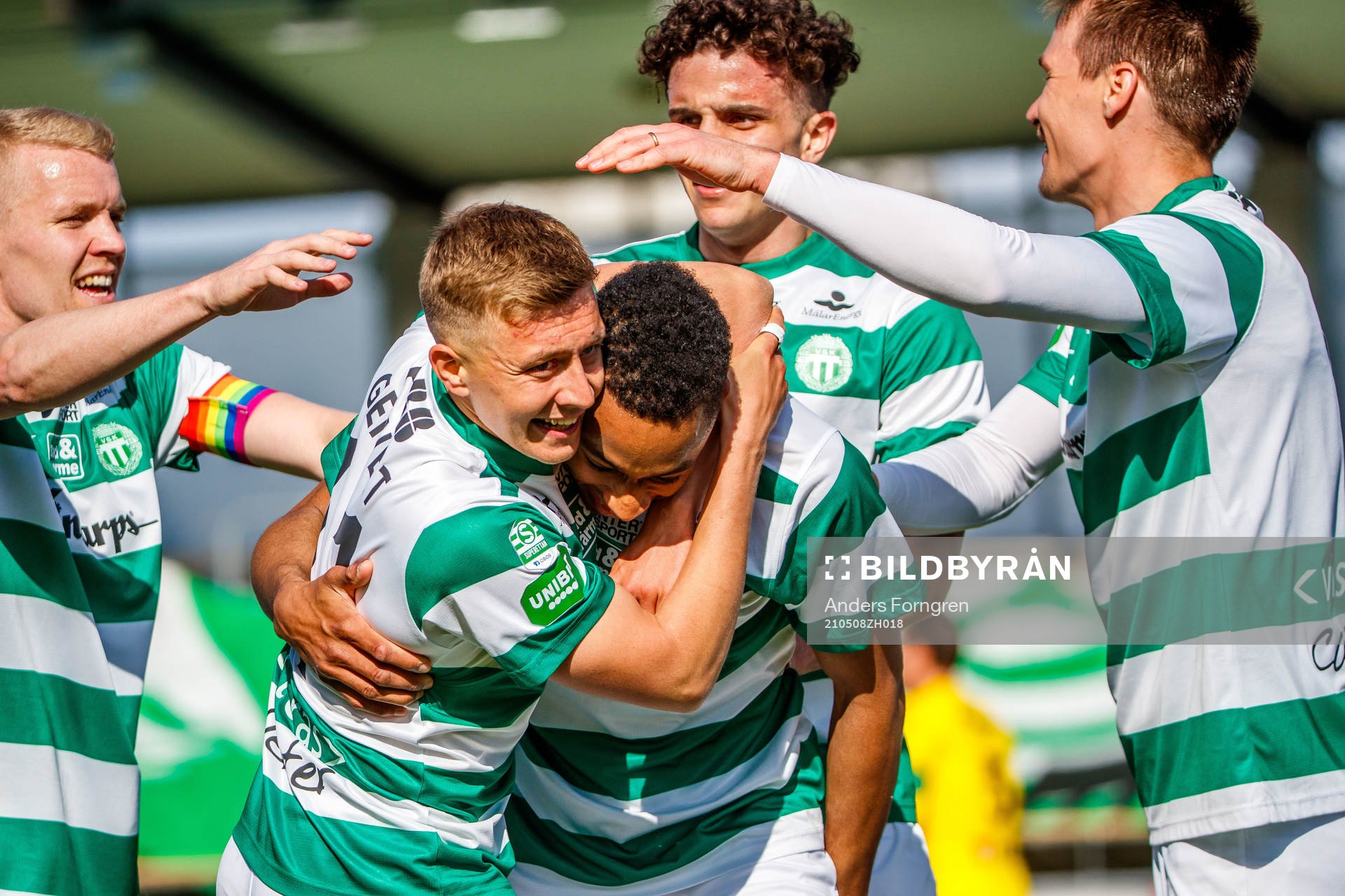 Västerås Brian Span jublar med Simon Gefvert under fotbollsmatchen i Superettan mellan Västerås SK och Jönköpings Södra den 8 maj 2021 i Västerås.