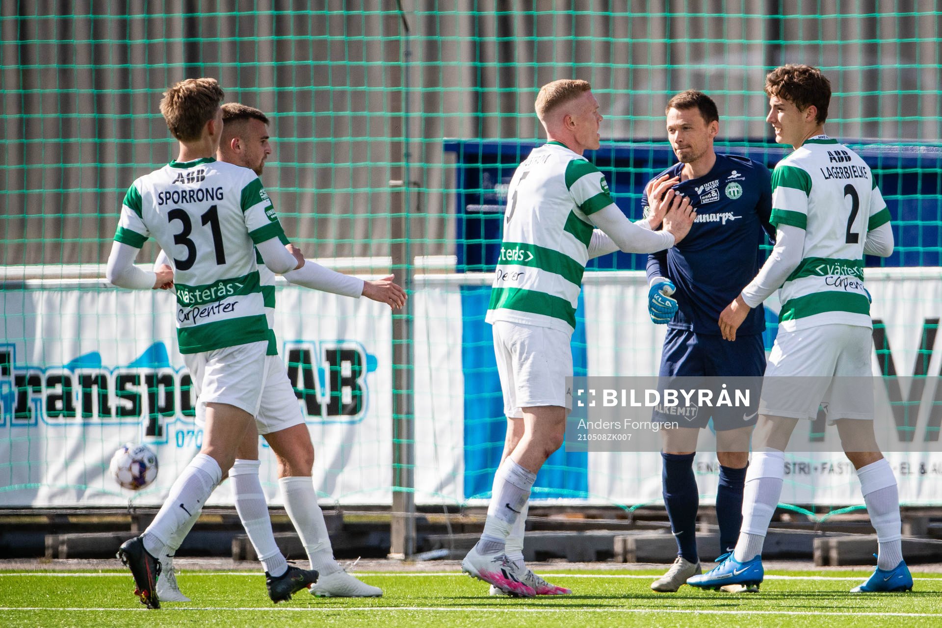 Västerås målvakt Anton Fagerström jublar med lagkamrater