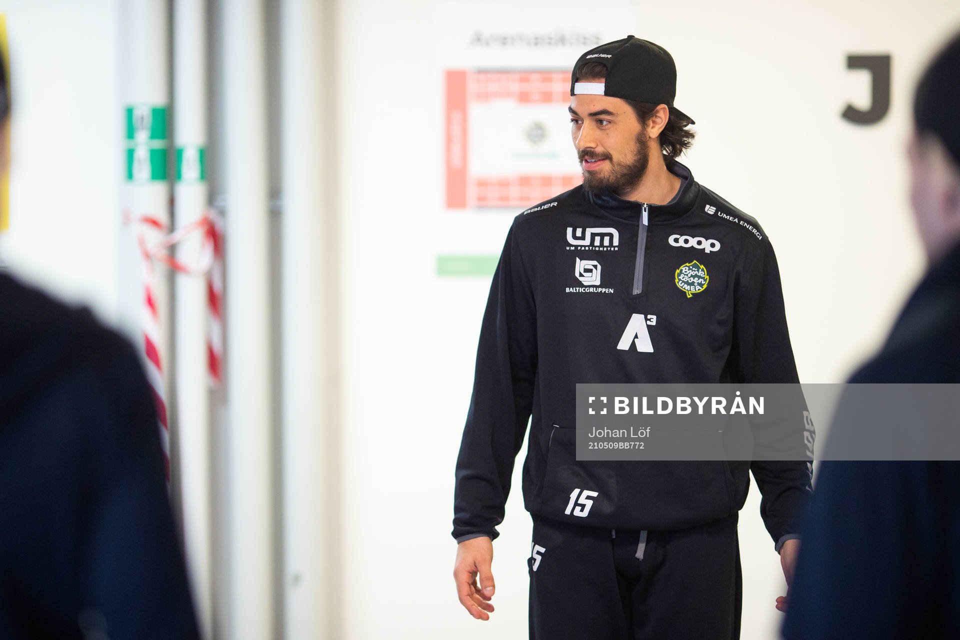 Björklövens Tyler Vesel värmer upp innan ishockeymatchen