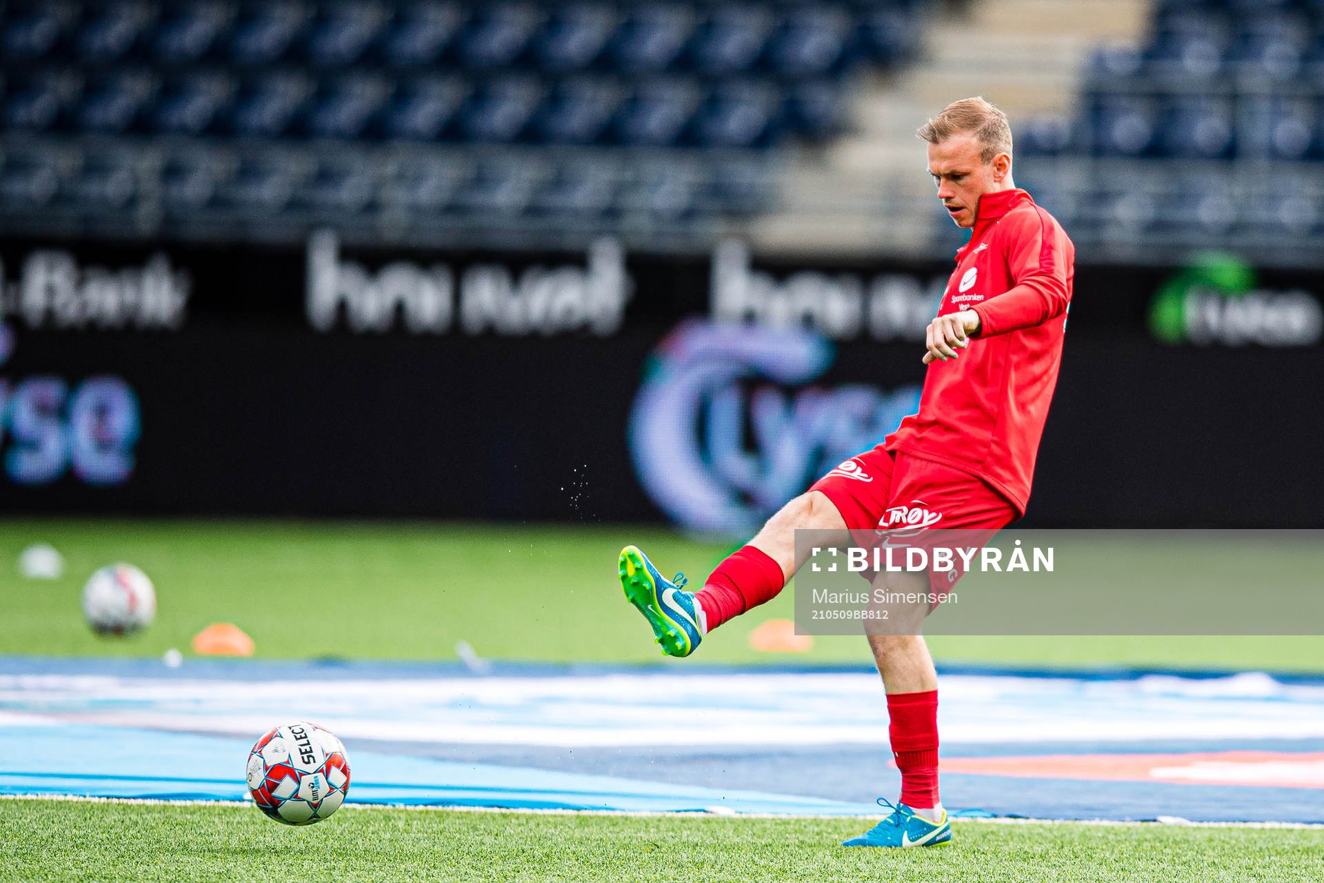 Petter Dahle Strand of Brann warms up
