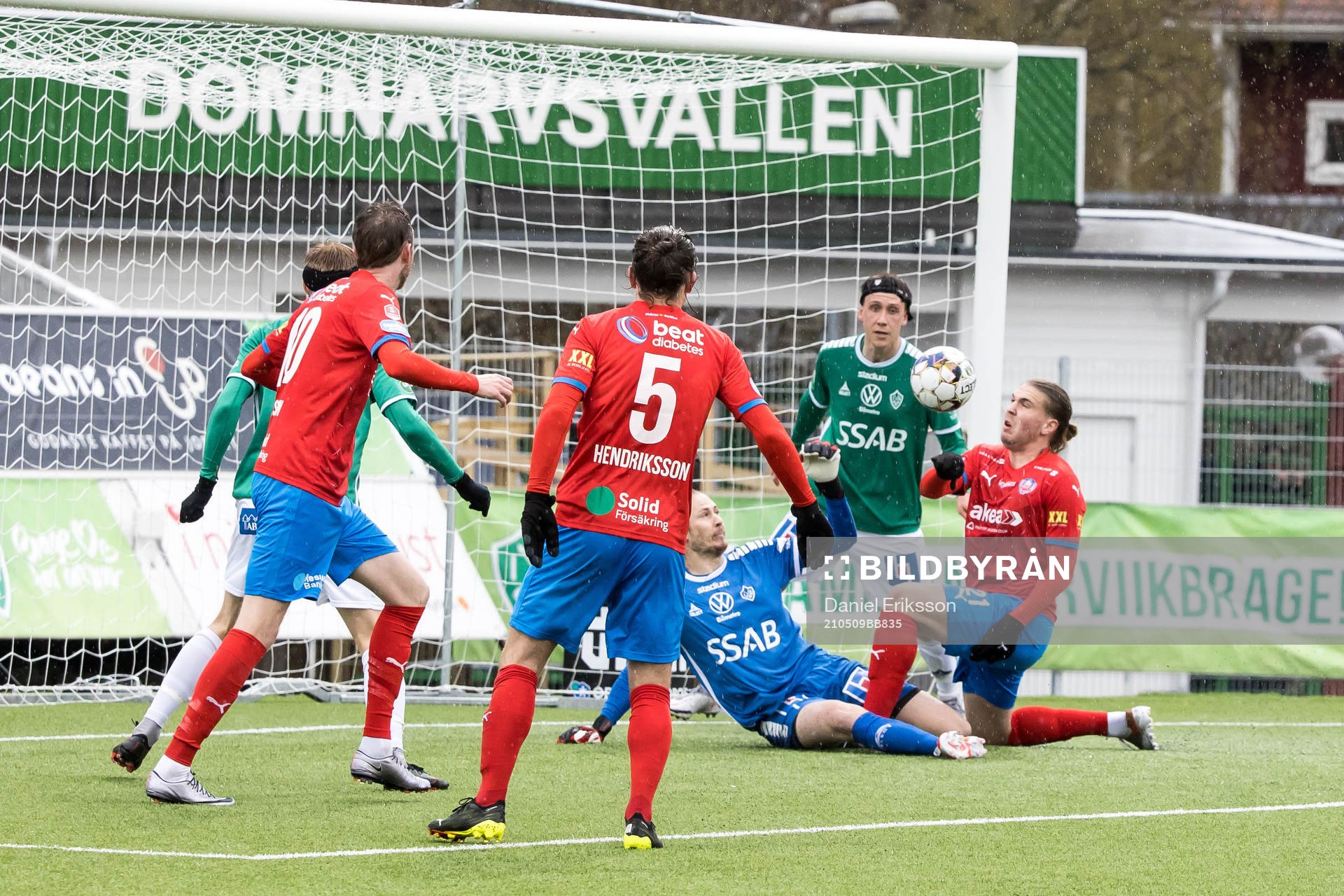Brages målvakt Adrian Engdahl och Helsingborgs Charlie Weberg under fotbollsmatchen i Superettan mellan Brage och Helsingborg den 9 maj 2021 i Borlänge.