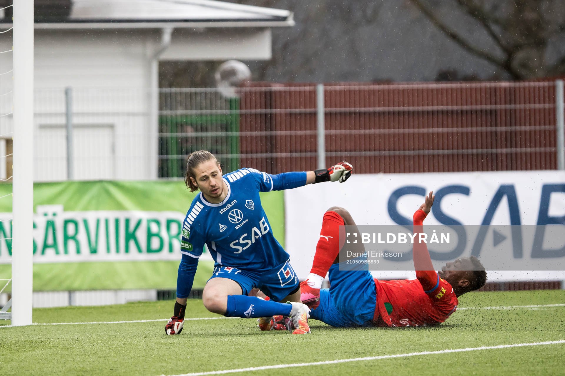 Brages målvakt Adrian Engdahl och Helsingborgs Alhaji Gero