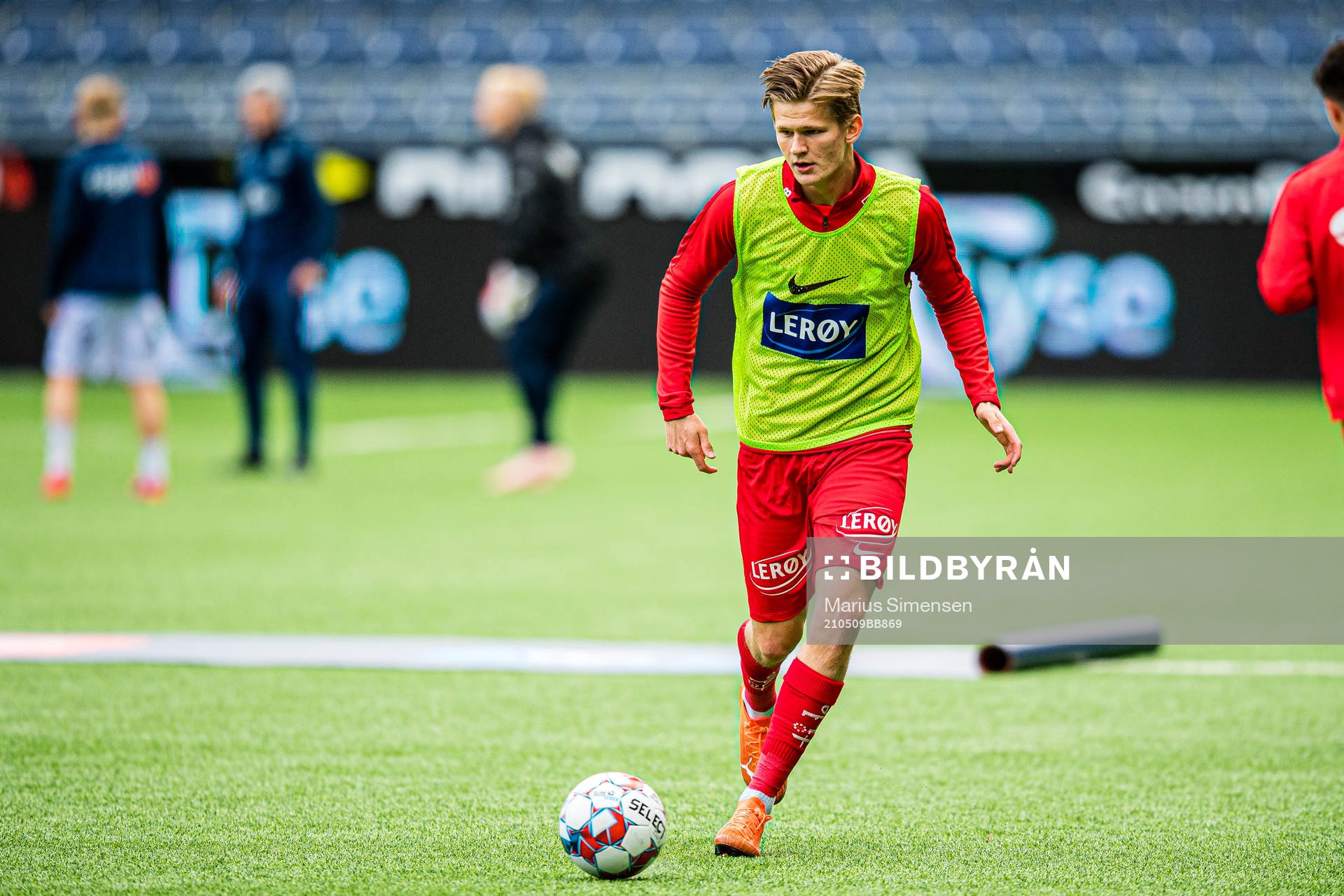 David Møller Wolfe of Brann warms up