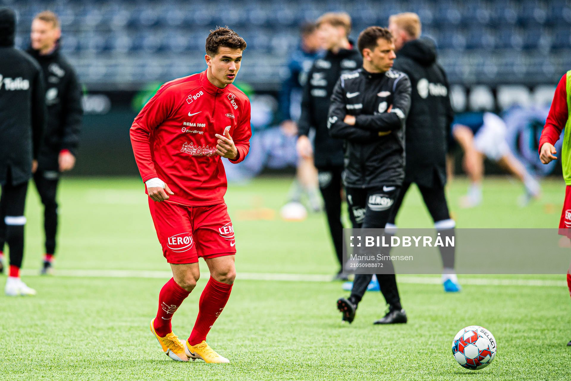 Filip Møller Delaveris of Brann warms up