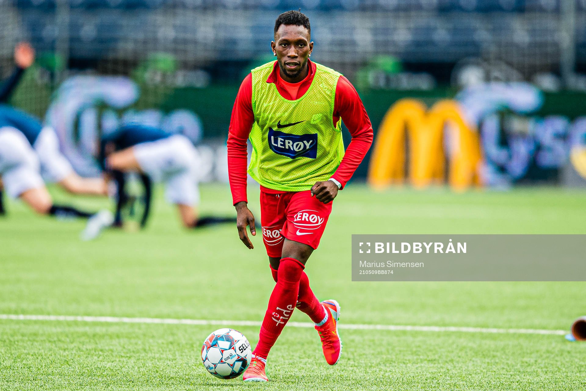 Karamoko Daouda Bamba of Brann warms up