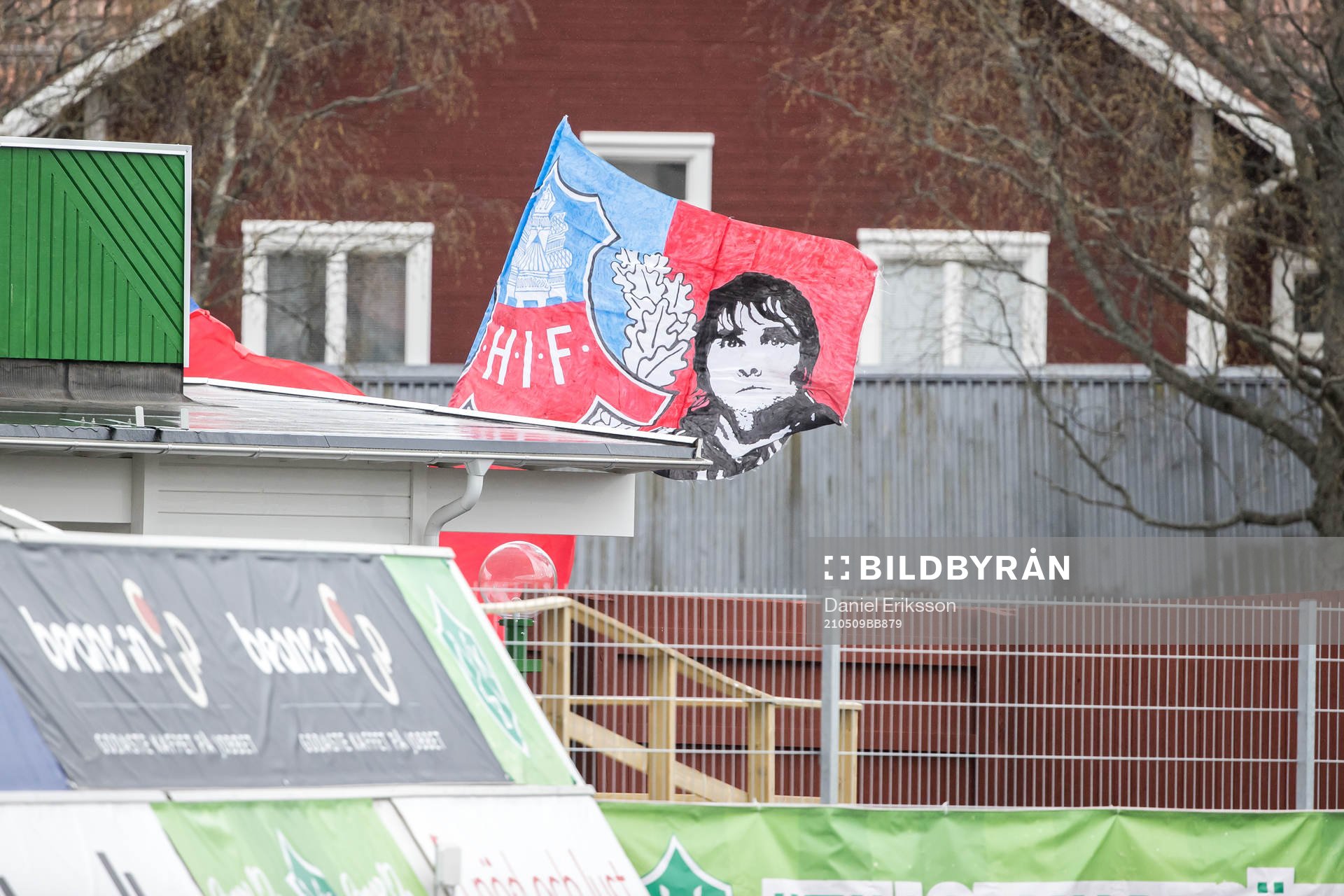 Flaggor från Helsingborg supportrar på plats i Borlänge