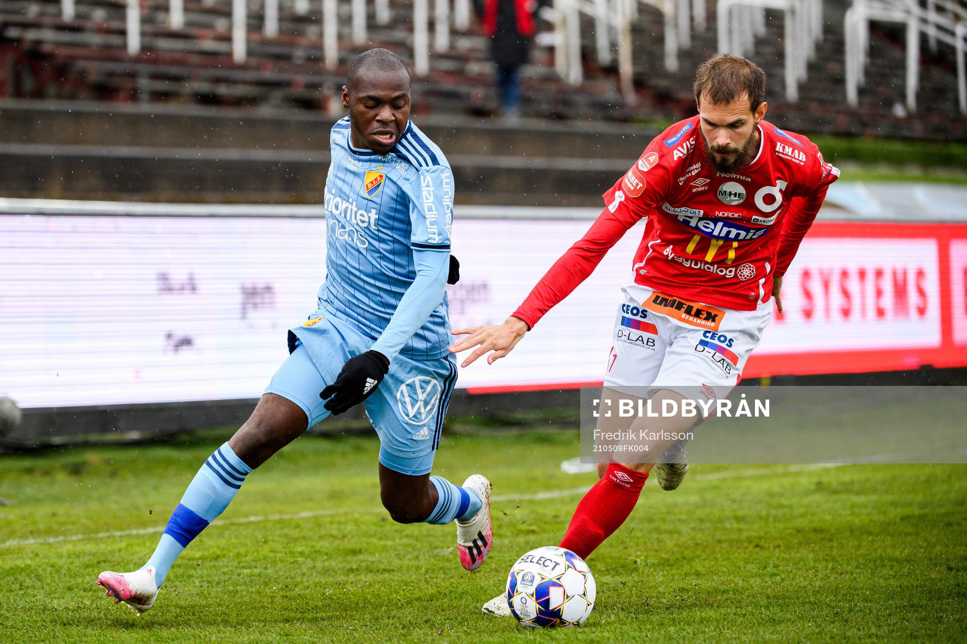 Djurgårdens Edward Chilufya och Degerfors Sebastian Olsson