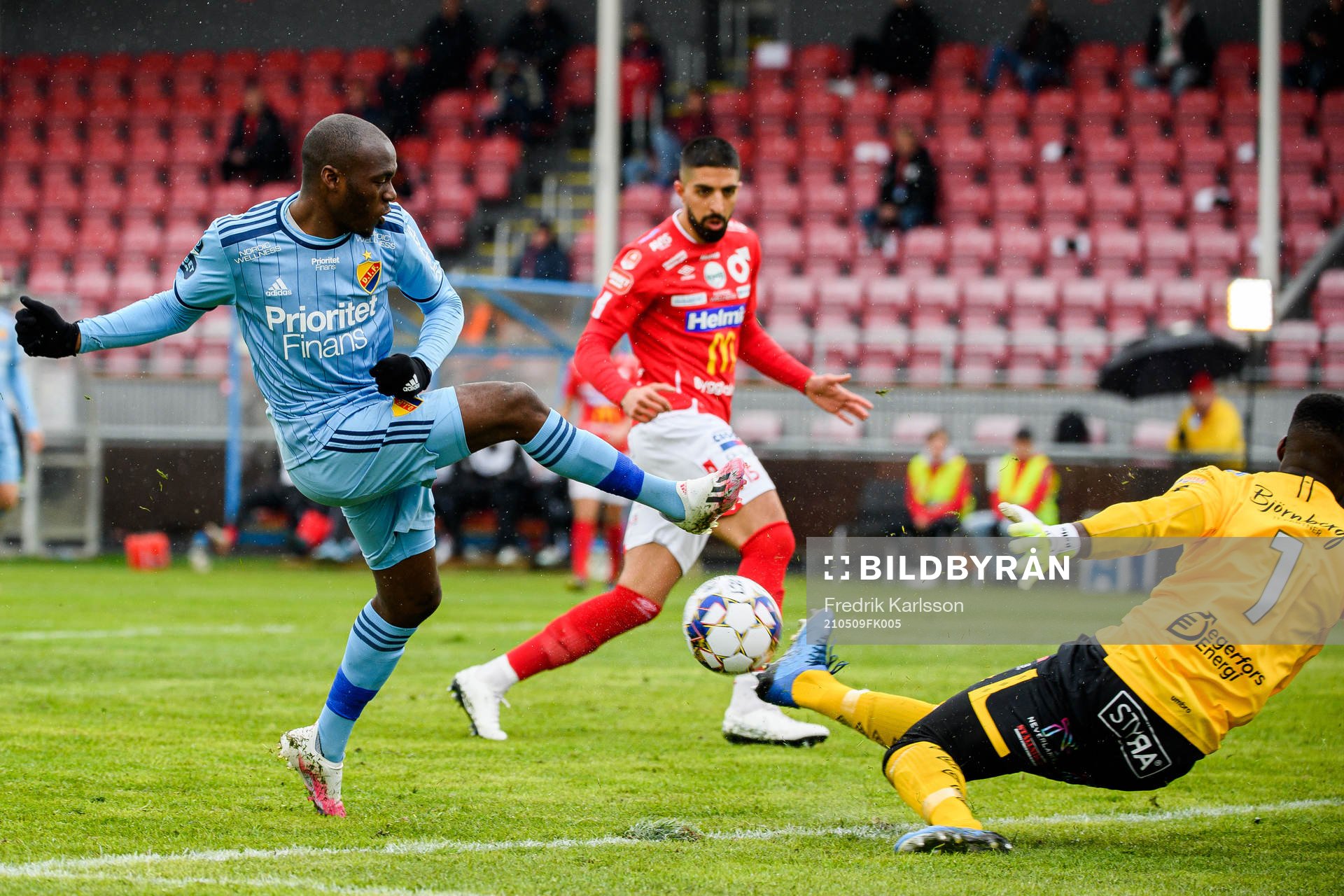 Djurgårdens Edward Chilufya och Degerfors målvakt Ismael