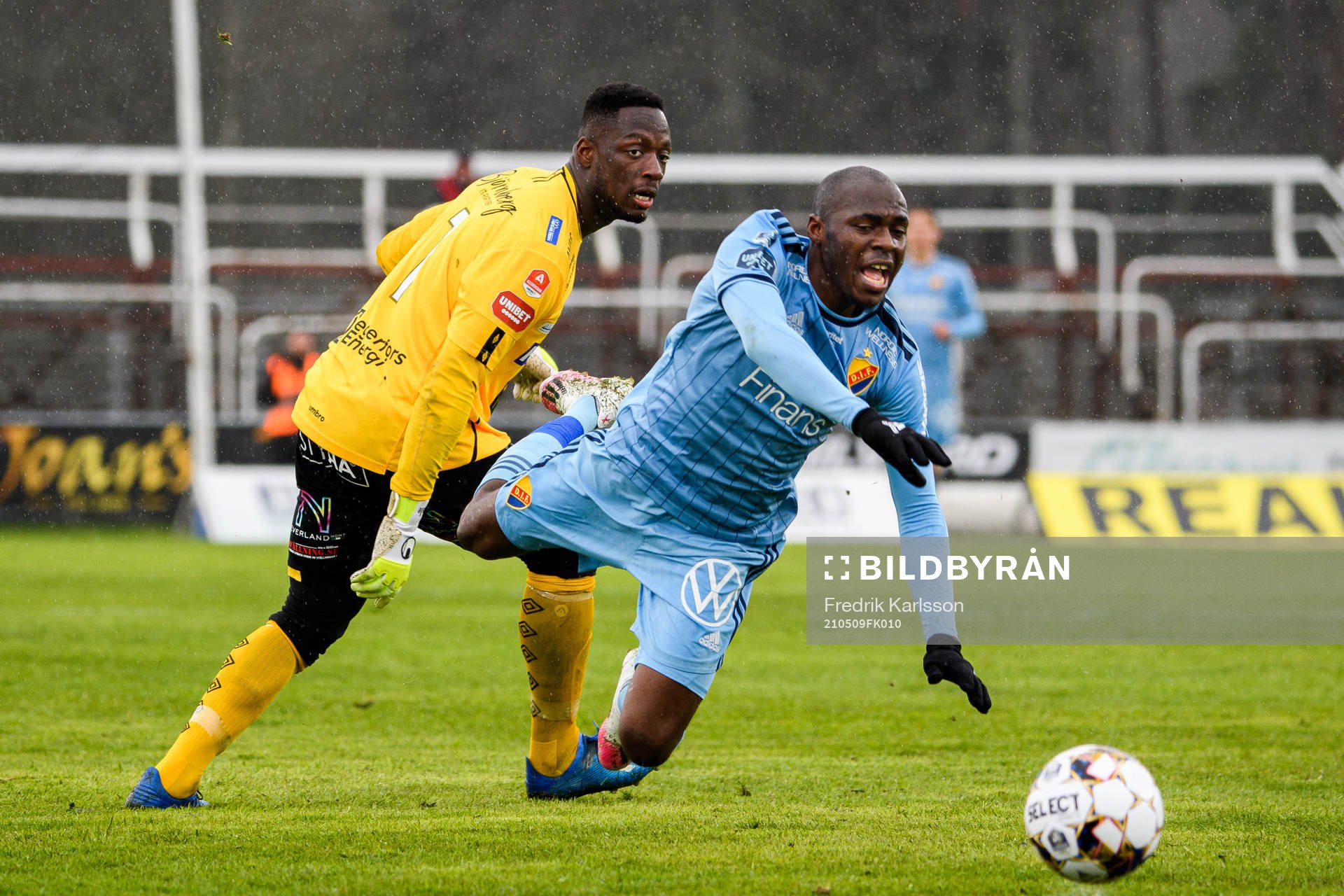 Degerfors målvakt Ismael Diawara och Djurgårdens Edward