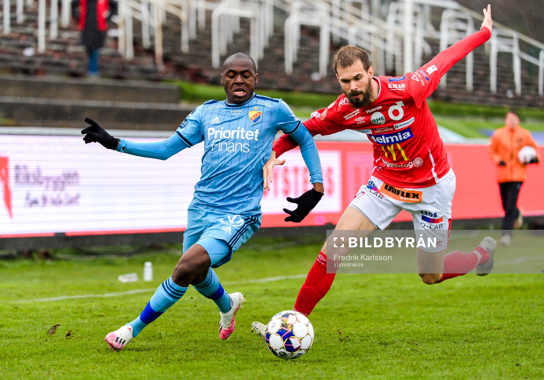 Djurgårdens Edward Chilufya och Degerfors Sebastian Olsson