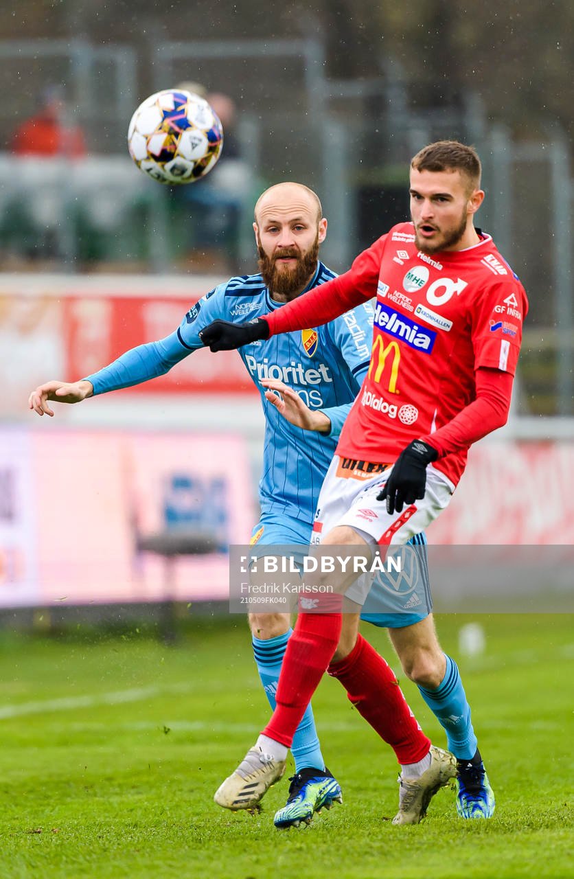Djurgårdens Curtis Edwards och Degerfors Christos Gravius