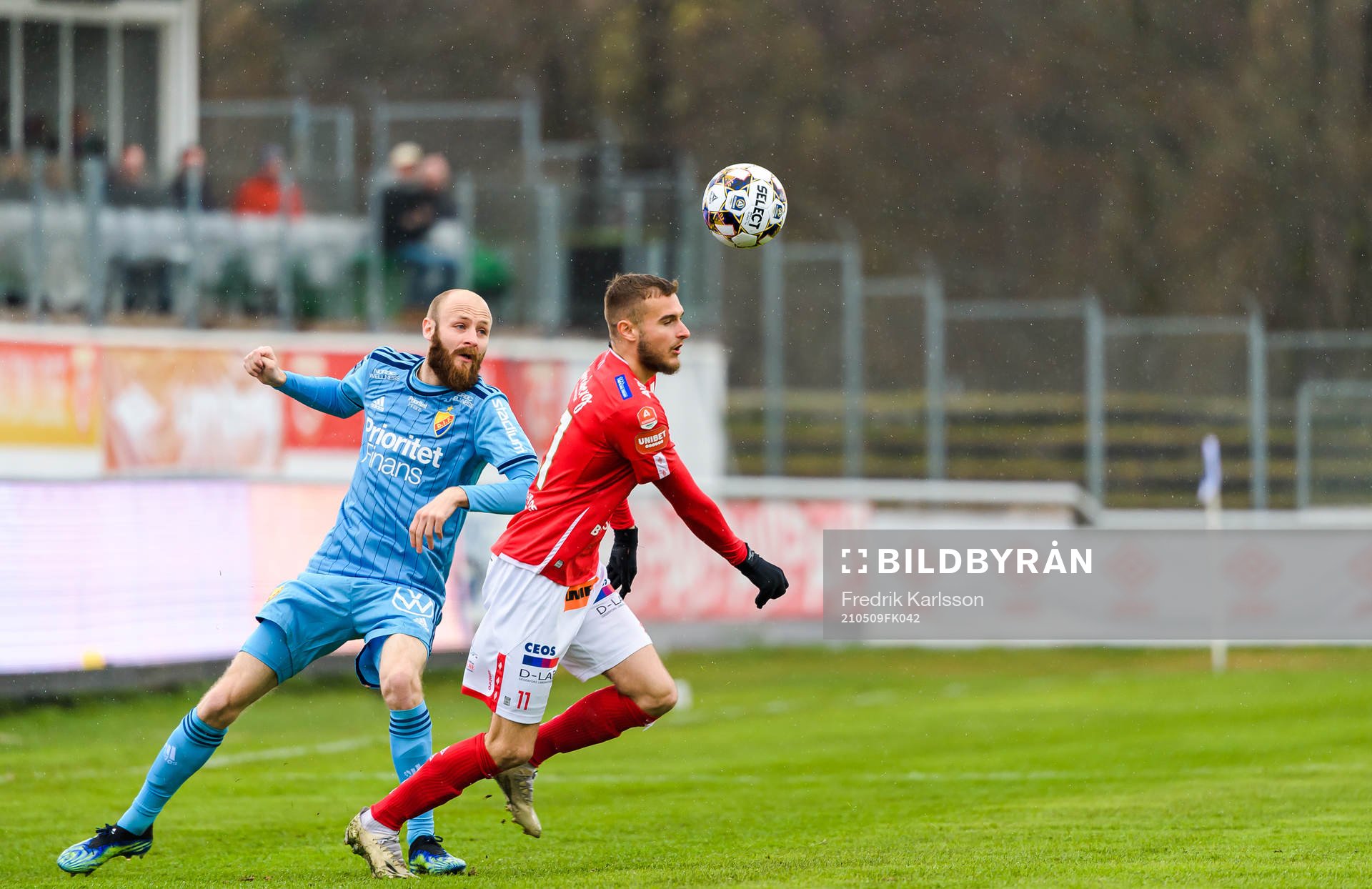 Djurgårdens Curtis Edwards och Degerfors Christos Gravius