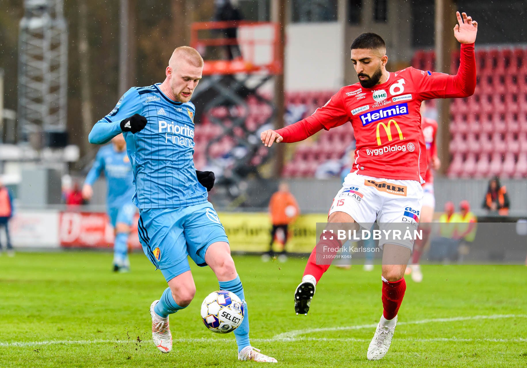 Djurgårdens Kalle Holmberg och Degerfors Sean Sabetkar