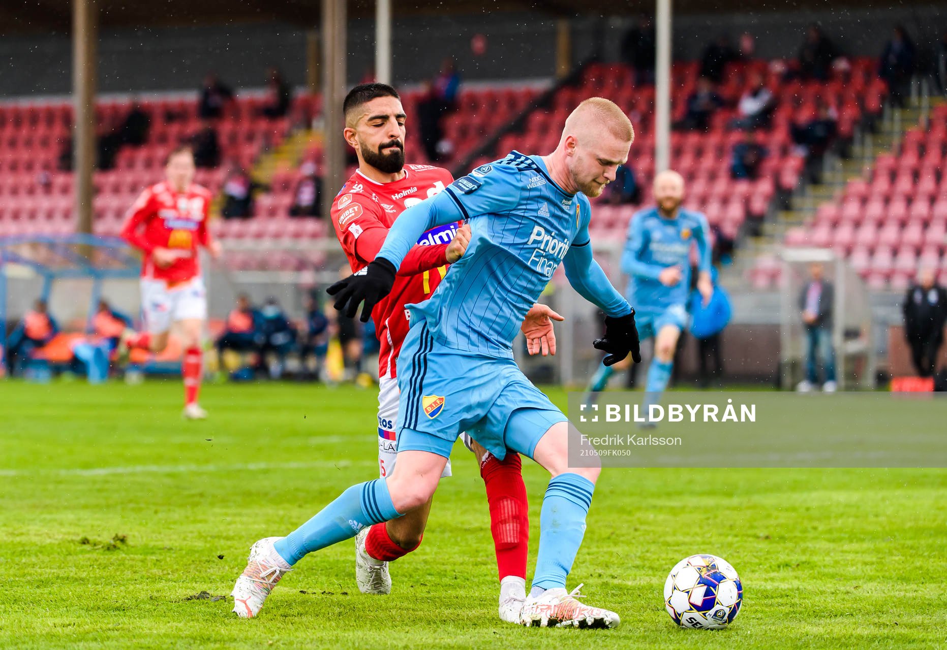 Djurgårdens Kalle Holmberg och Degerfors Sean Sabetkar