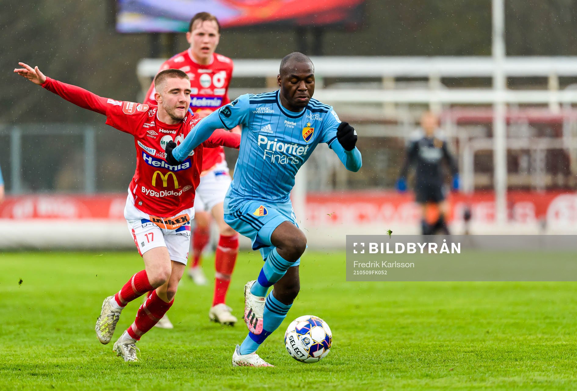 Degerfors Anton Kralj och Djurgårdens Edward Chilufya