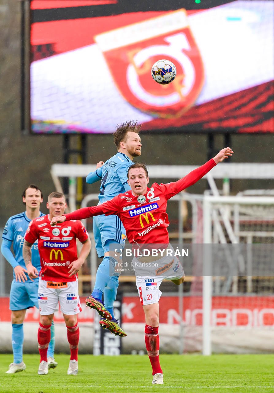 Djurgårdens Jacob Une Larsson och Degerfors Adam Carlén