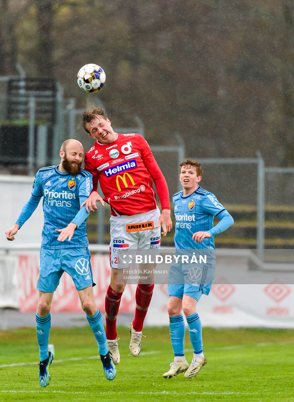 Djurgårdens Curtis Edwards och Degerfors Adam Carlén