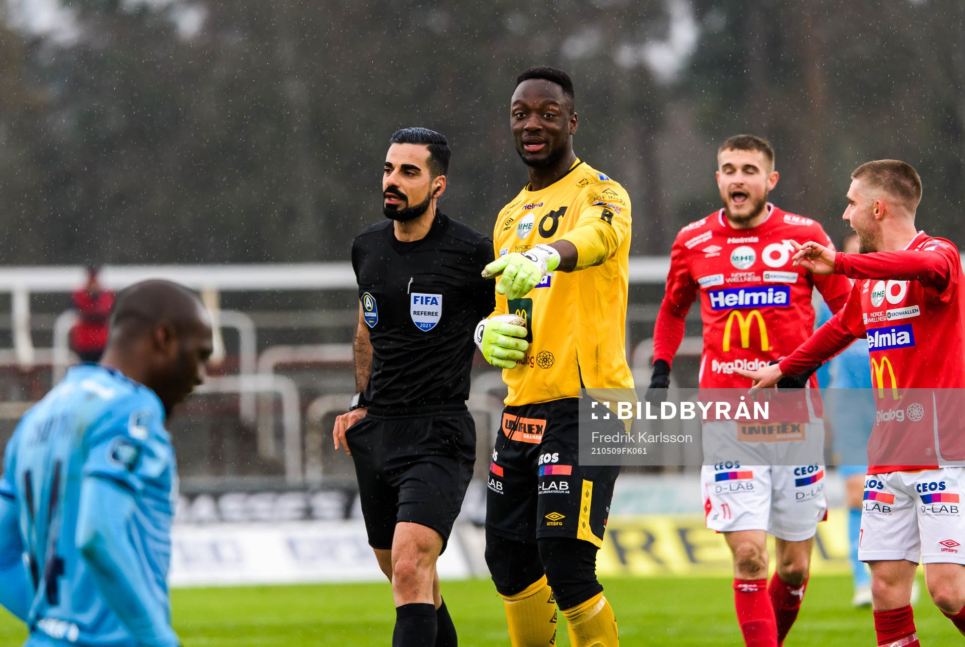 domare Mohammed Al-Hakim och Degerfors målvakt Ismael