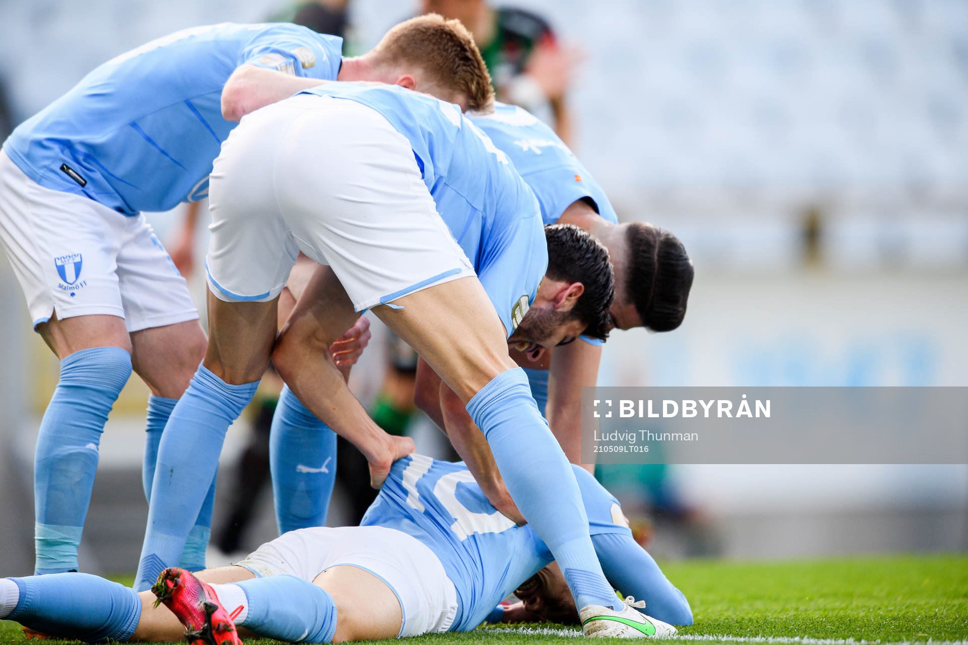Malmö FFs spelare jublar med Veljko Birmancevic efter 1-0 under fotbollsmatchen i Allsvenskan mellan Malmö FF och Varberg den 9 maj 2021 i Malmö.