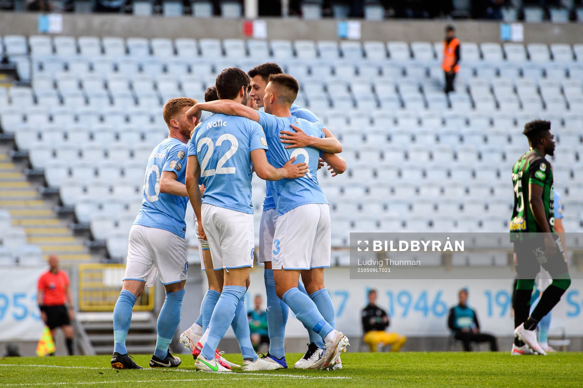 Malmö FFs spelare jublar efter 1-0 av Veljko Birmancevic under fotbollsmatchen i Allsvenskan mellan Malmö FF och Varberg den 9 maj 2021 i Malmö.