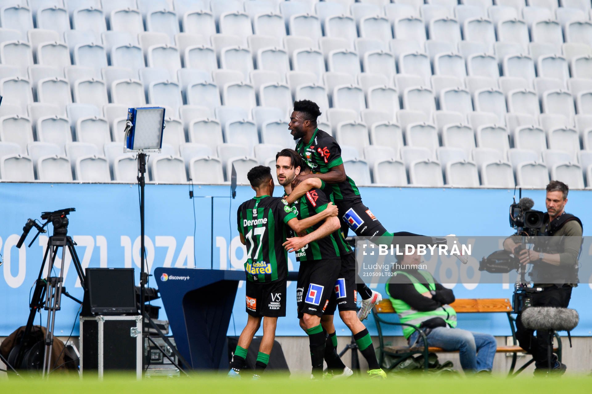 Varbergs Oliver Stanisic jublar efter 1-1 under fotbollsmatchen i Allsvenskan mellan Malmö FF och Varberg den 9 maj 2021 i Malmö. 