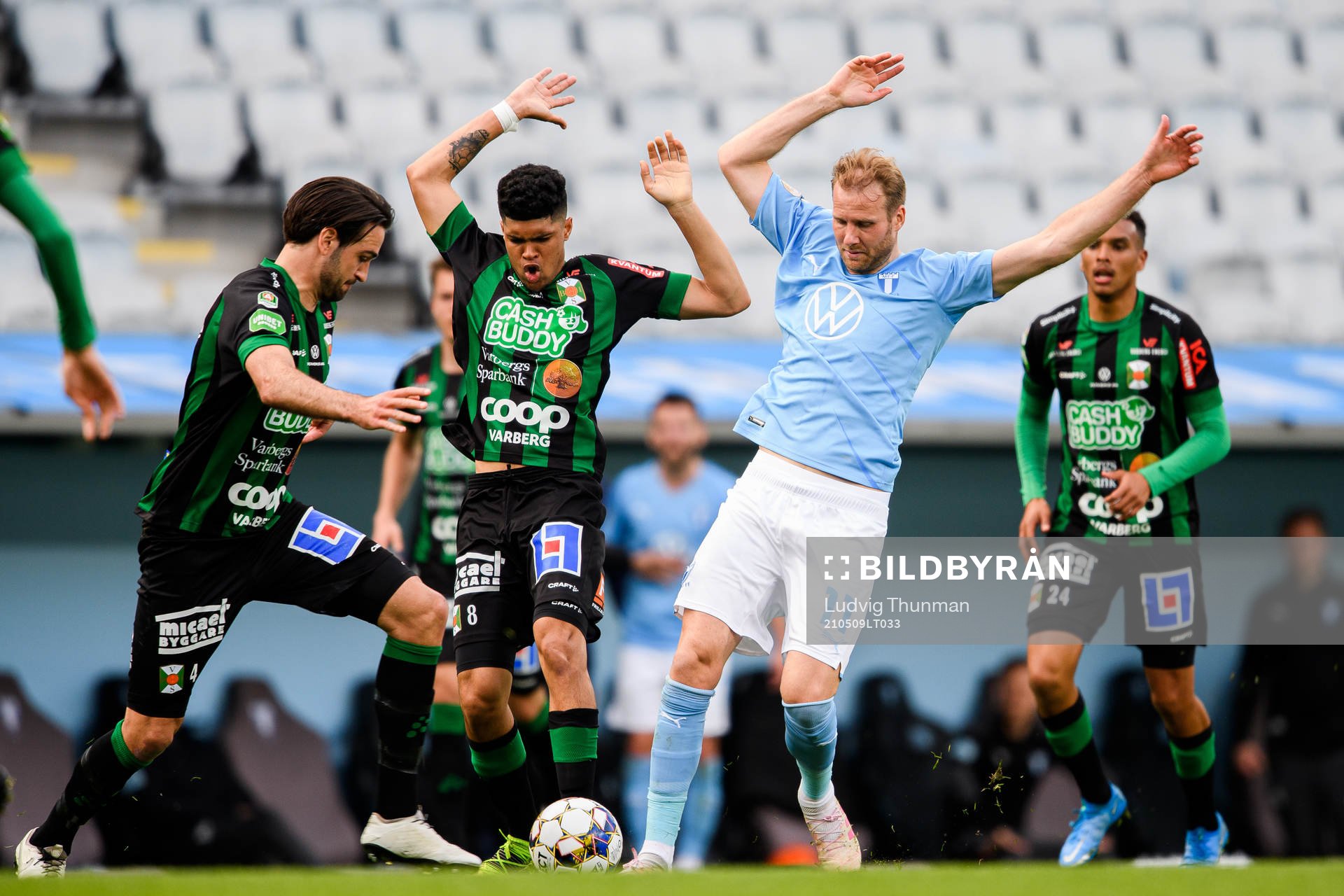 Varbergs Luke le Roux och Oliver Stanisic i en akmpm mot