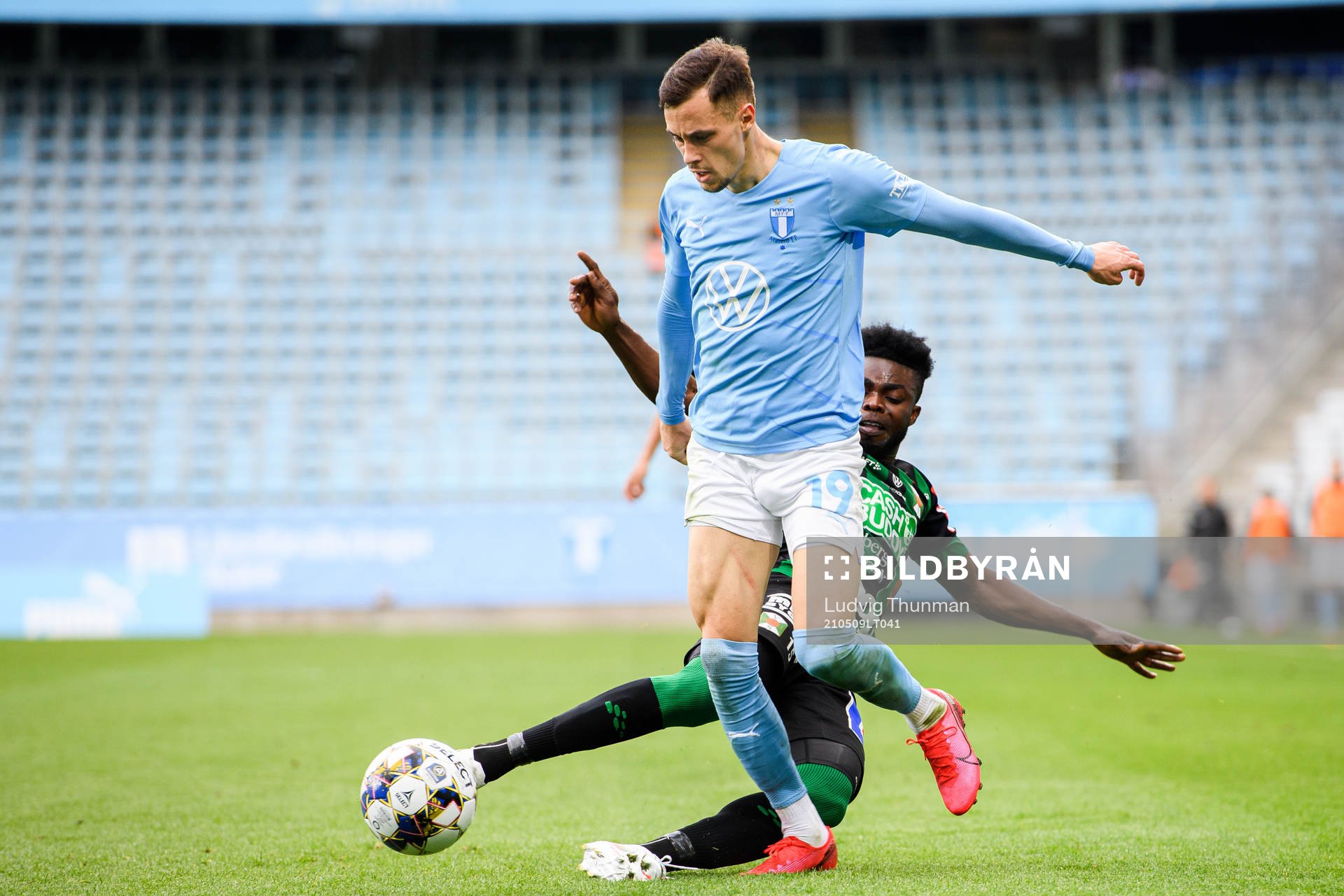 Malmö FFs Veljko Birmancevic och Varbergs Gideon Mensah