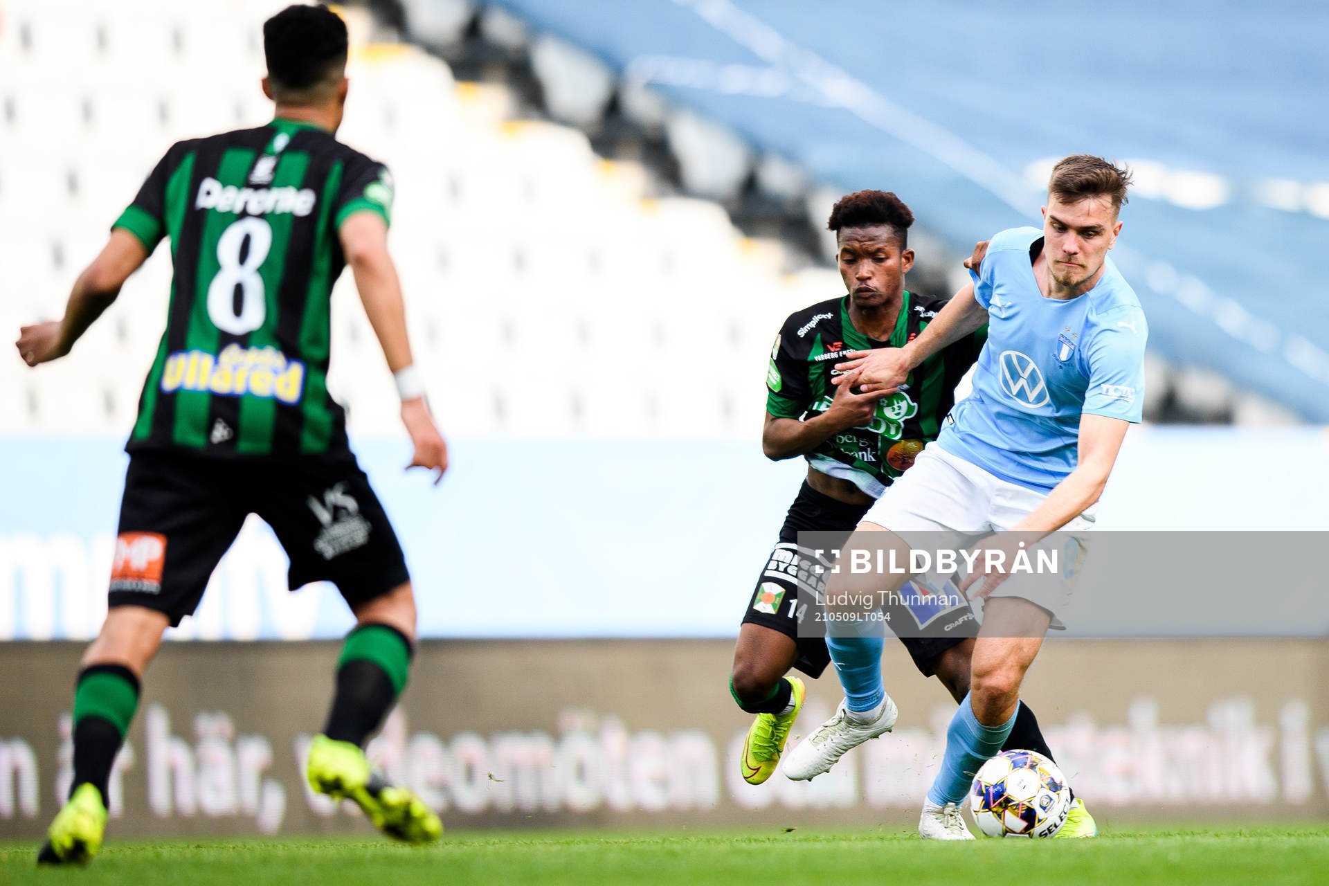 Malmö FFs Pavle Vagic och Varbergs Adama Fofana