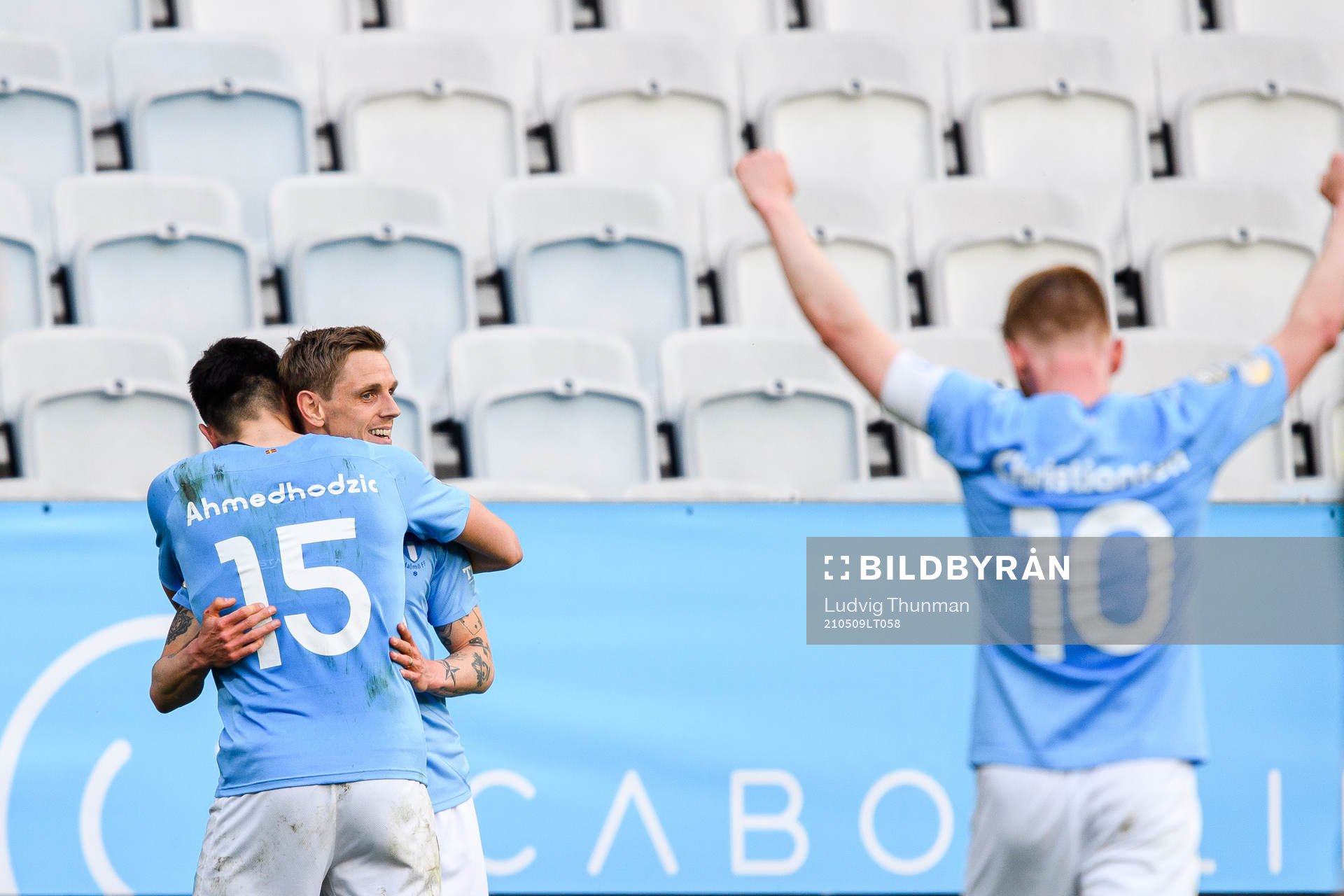 Malmö FFs Anel Ahmedhodzic, Sören Rieks och Anders Christiansen jublar 3-1 under fotbollsmatchen i Allsvenskan mellan Malmö FF och Varberg den 9 maj 2021 i Malmö.