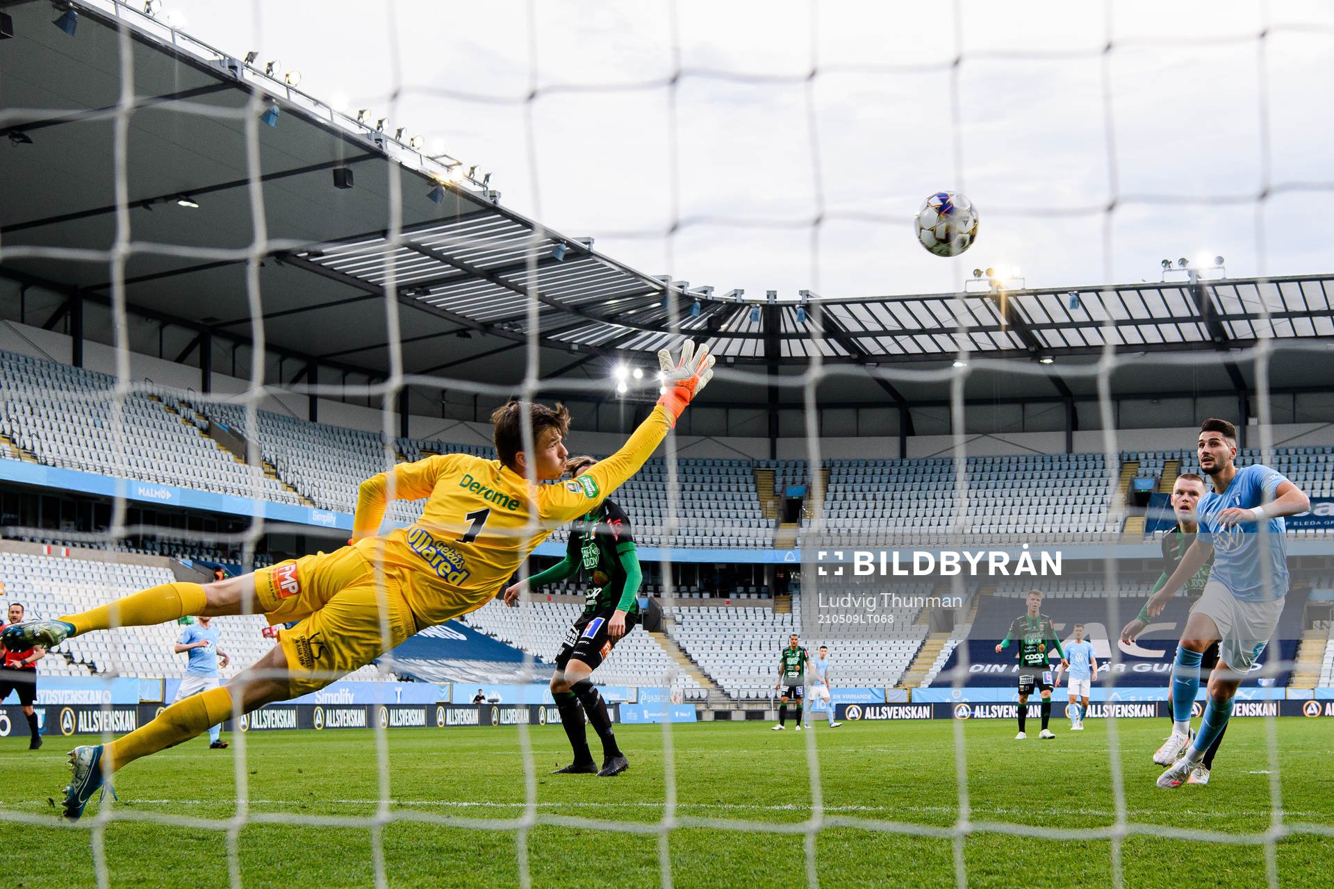 Malmö FFs Sören Rieks, ej i bild, gör 3-1 bakom Varbergs målvakt August Strömberg under fotbollsmatchen i Allsvenskan mellan Malmö FF och Varberg den 9 maj 2021 i Malmö. 