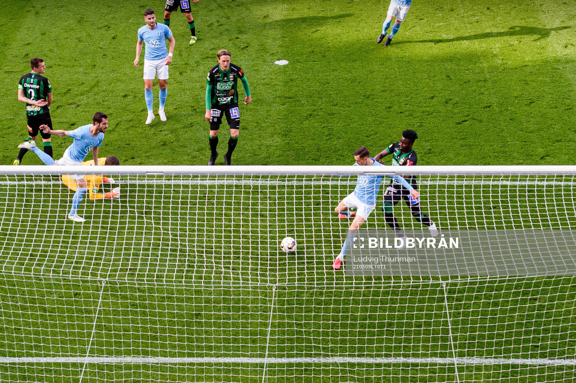 Malmö FFs Veljko Birmancevic gör 1-0 bakom Varbergs