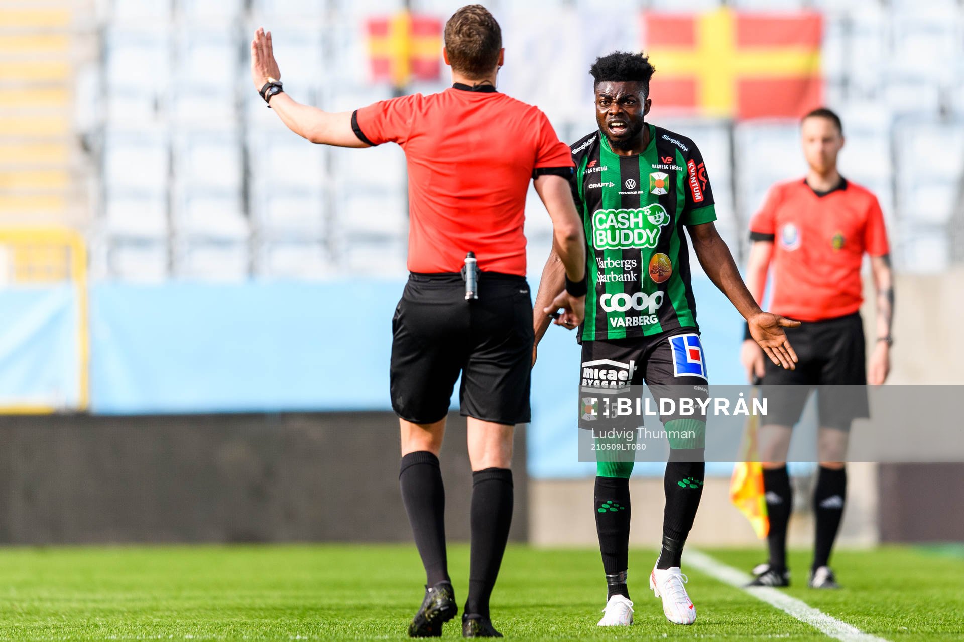 Varbergs Gideon Mensah reagerar på ett domslut