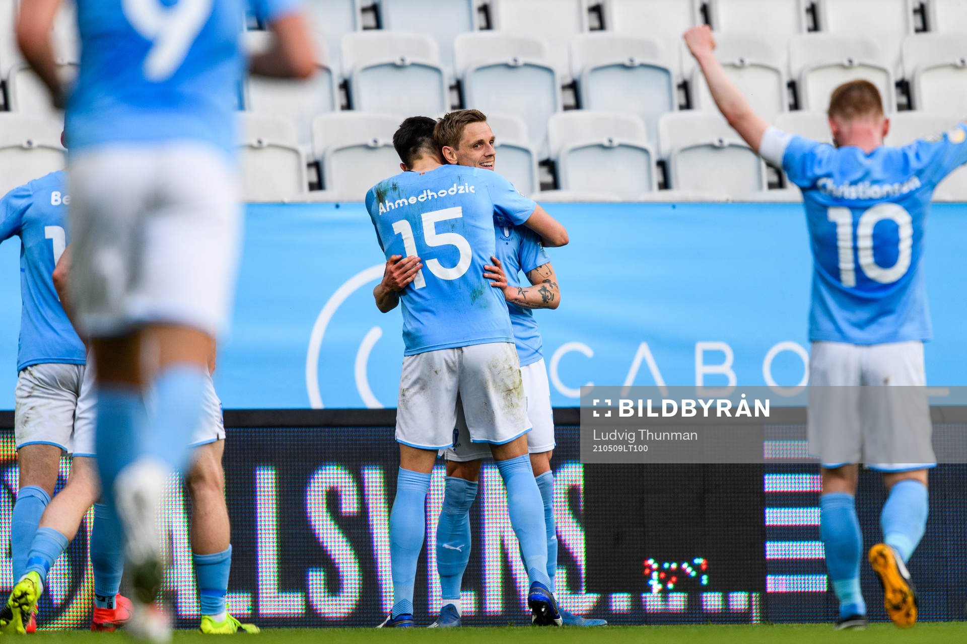 Malmö FFs Anel Ahmedhodzic kramar om Sören Rieks som gjort 3-1 under fotbollsmatchen i Allsvenskan mellan Malmö FF och Varberg den 9 maj 2021 i Malmö.
