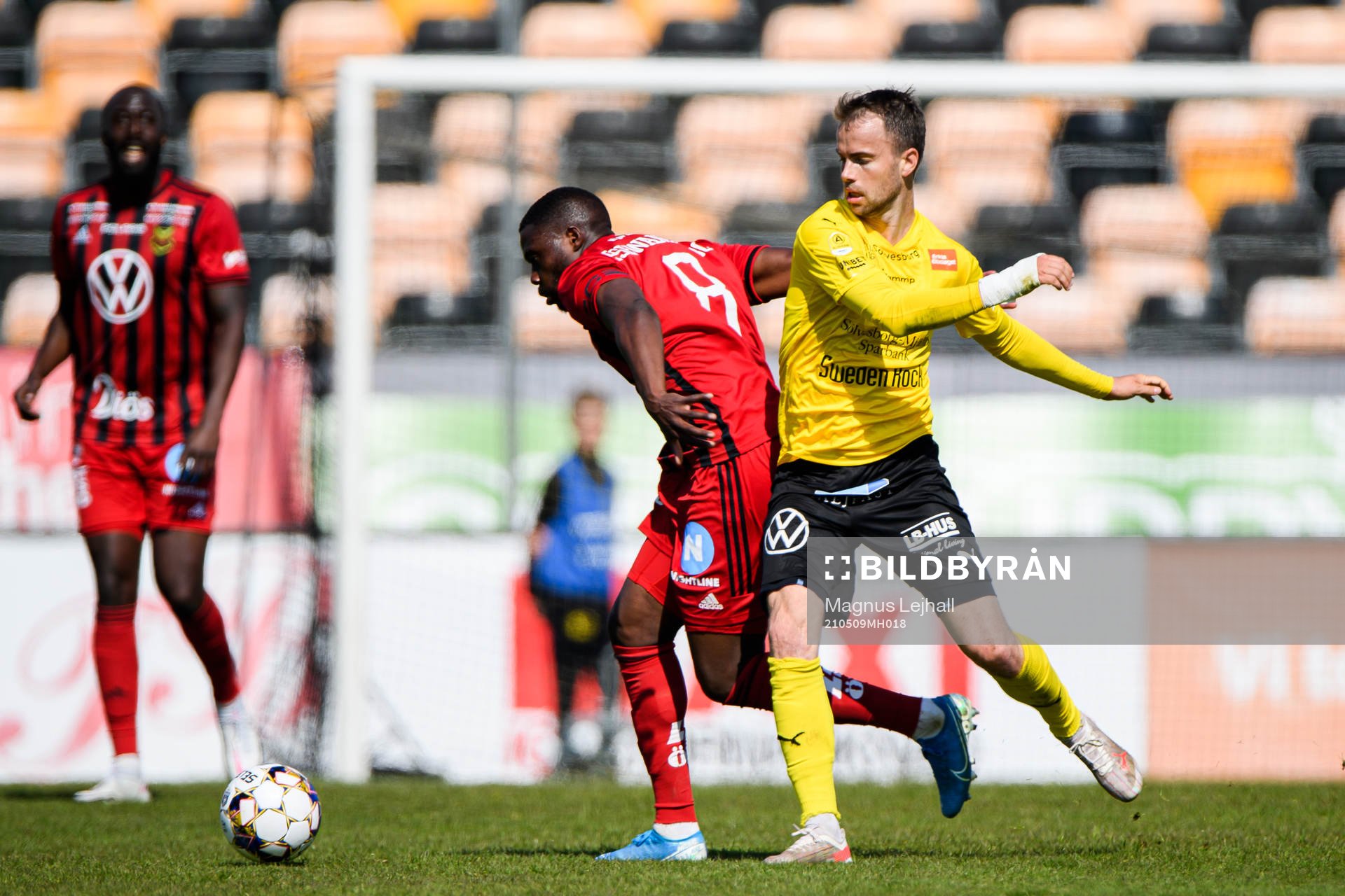 Östersunds Isak Ssewankambo och Mjällbys Andreas Blomqvist