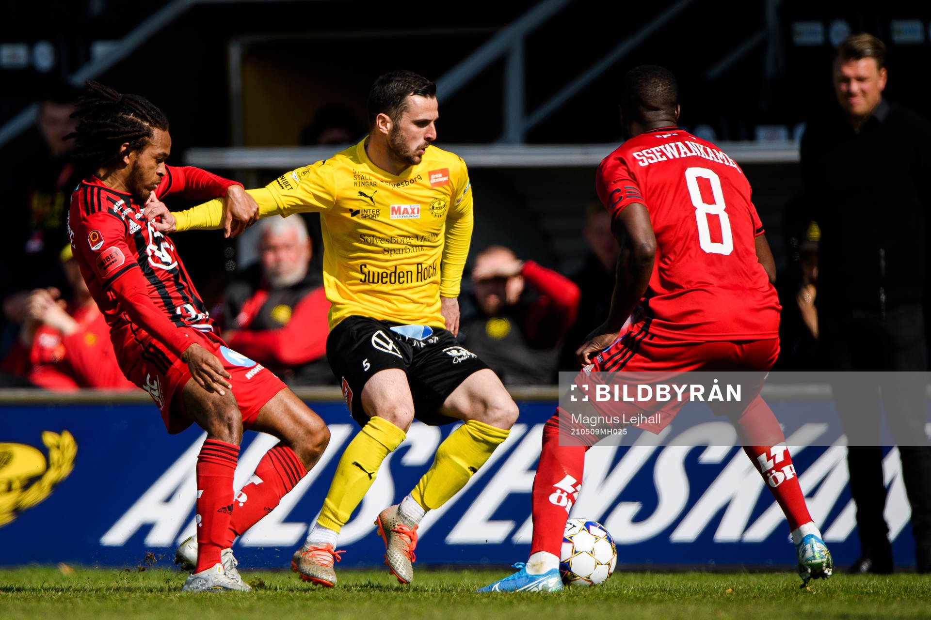 Östersunds Francis Jno-Baptiste och Isak Ssewankambo i en
