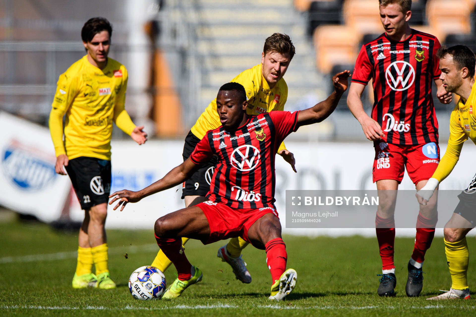 Östersunds Patrick Kpozo och Mjällbys Joel Nilsson