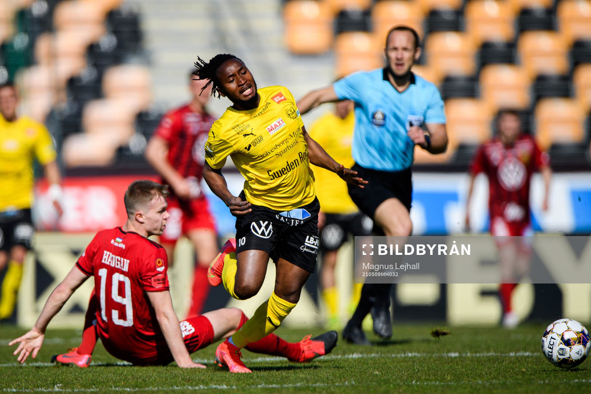 Östersunds Eirik Haugan och Mjällbys Mamudu Moro