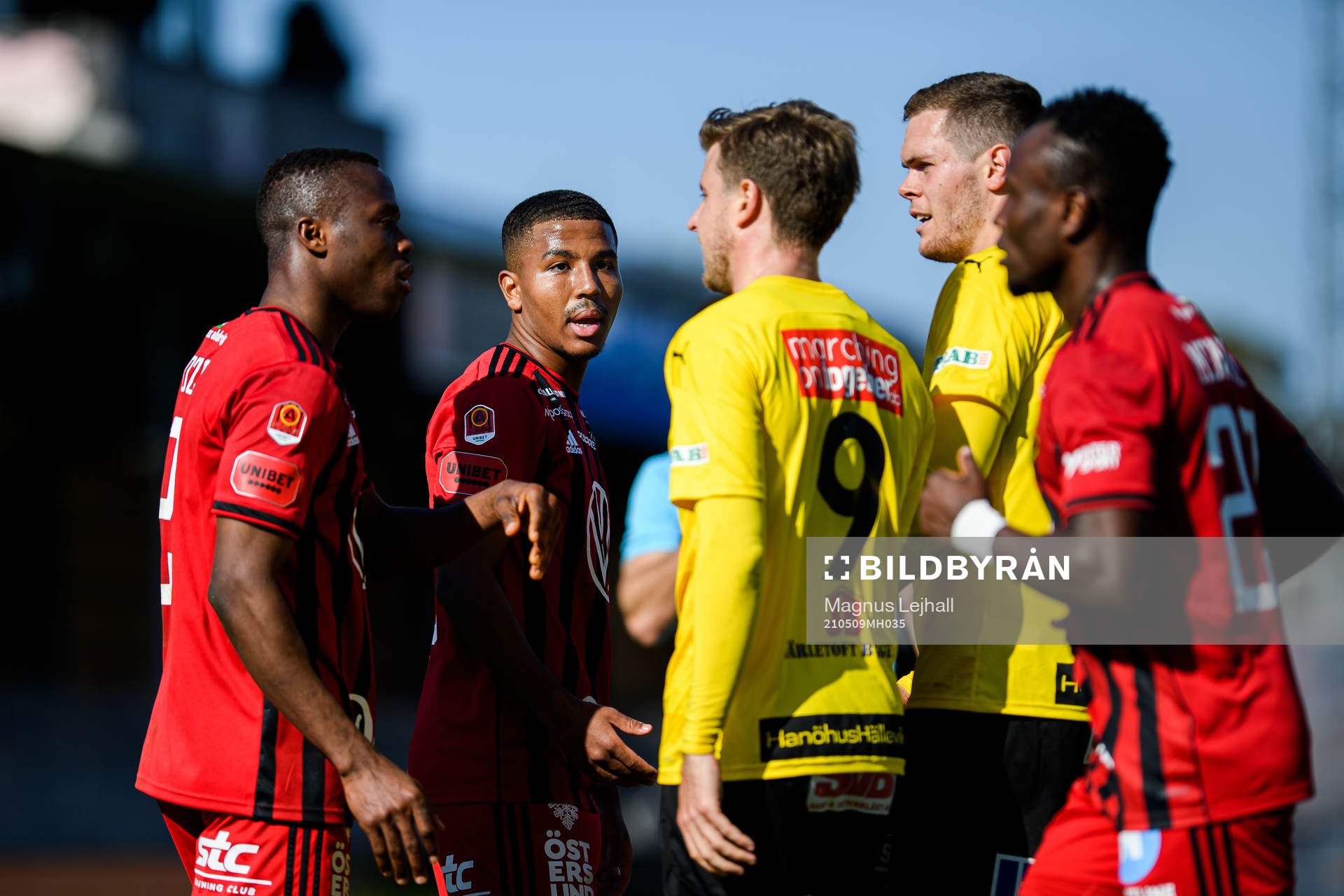 Mjällbys Joel Nilsson och Östersunds Nebiyou Perry