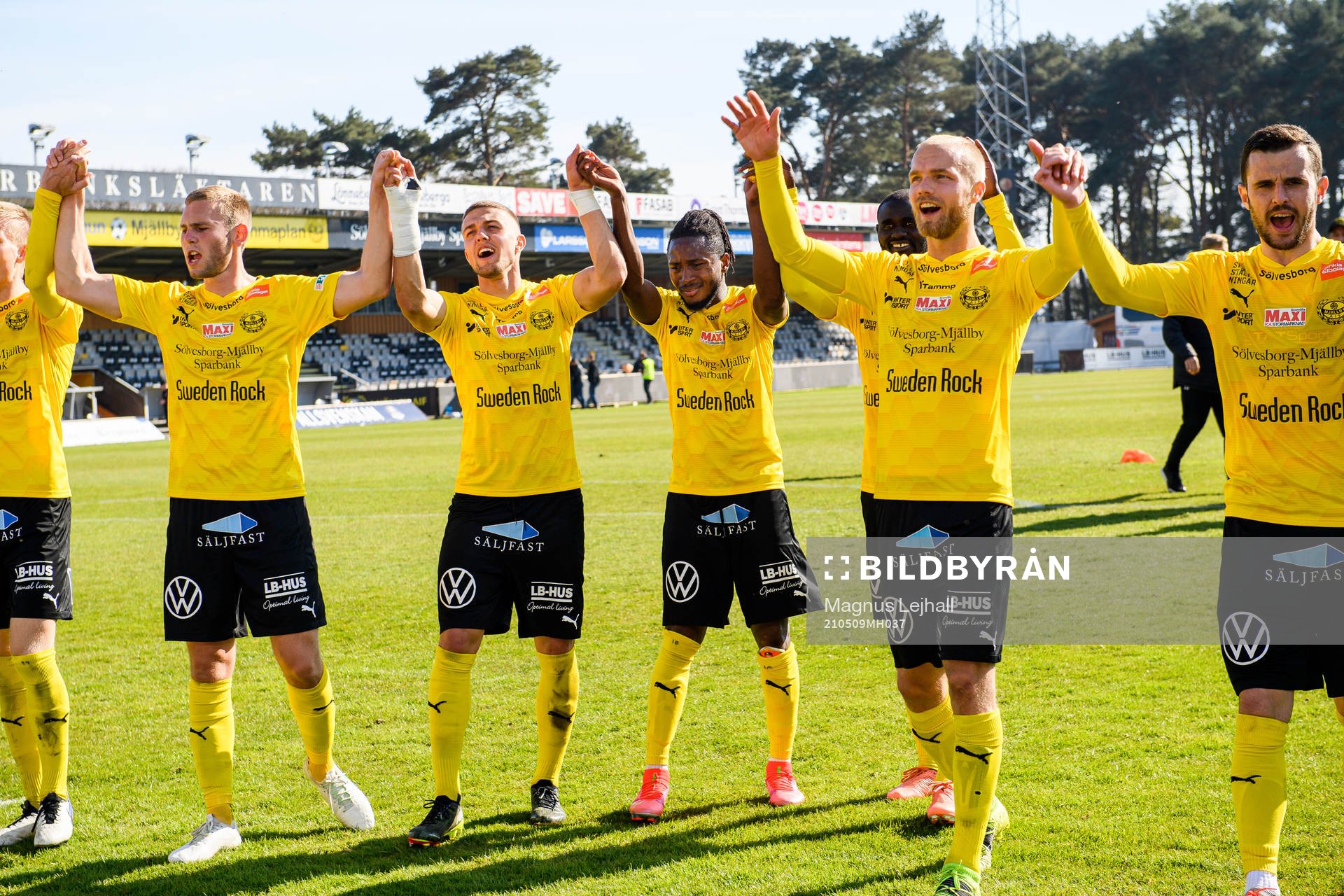 Mjällbys spelare jublar
