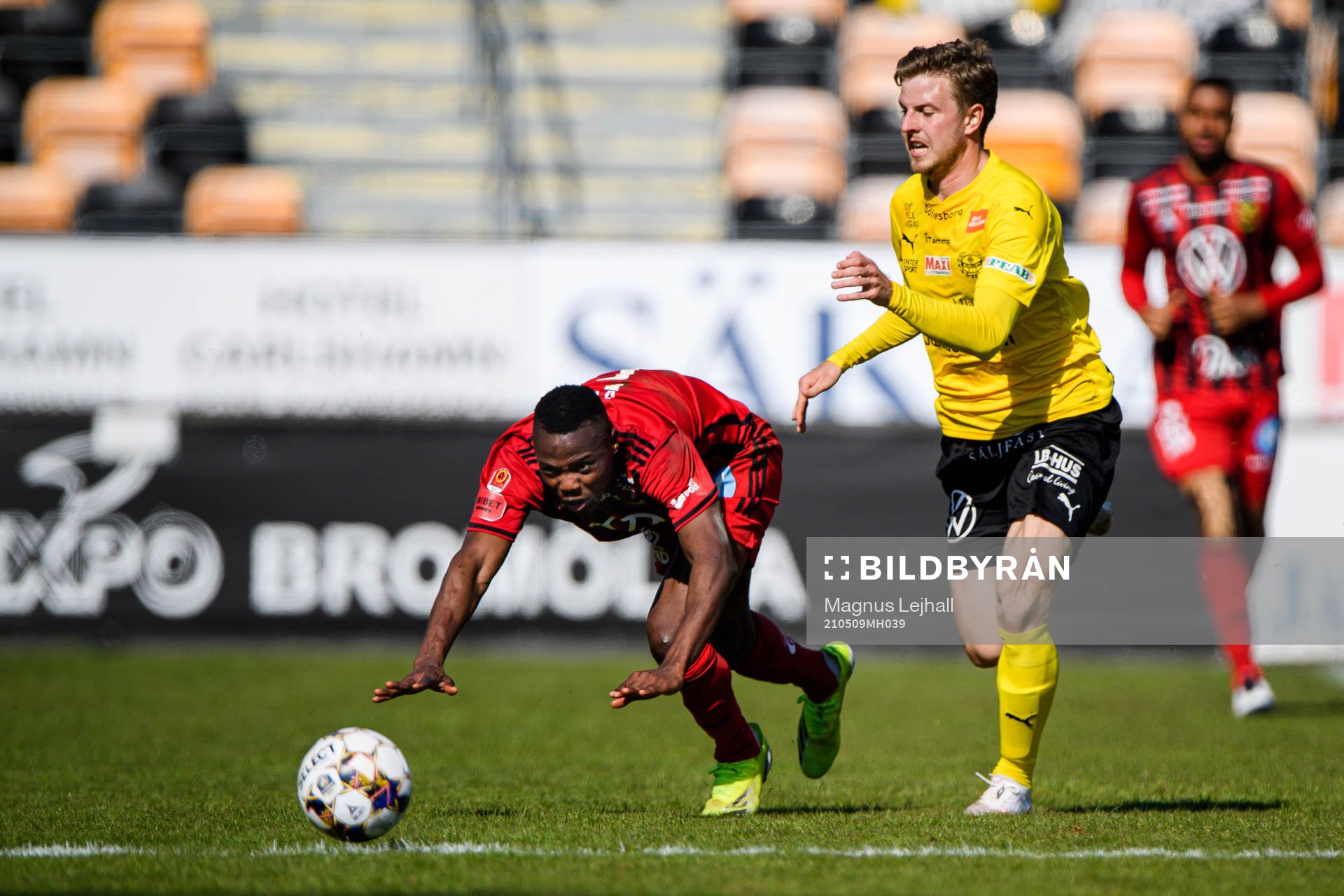 Östersunds Patrick Kpozo och Mjällbys Joel Nilsson